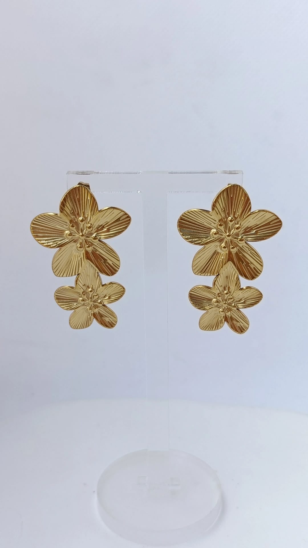 Brincos de Aço Dourado Compridos de Flores
