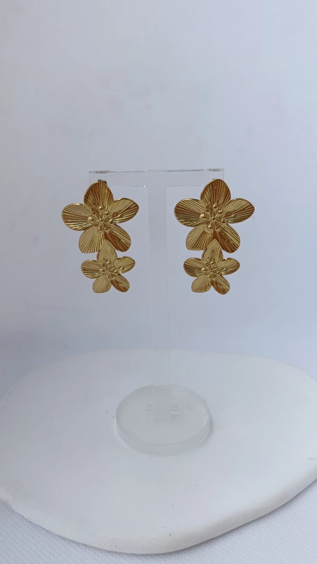 Brincos de Aço Dourado Compridos de Flores