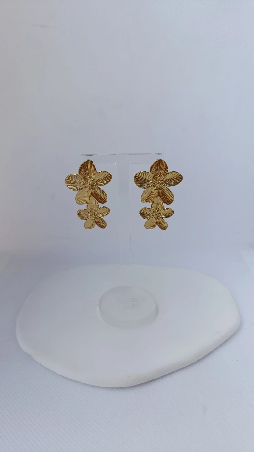 Brincos de Aço Dourado Compridos de Flores