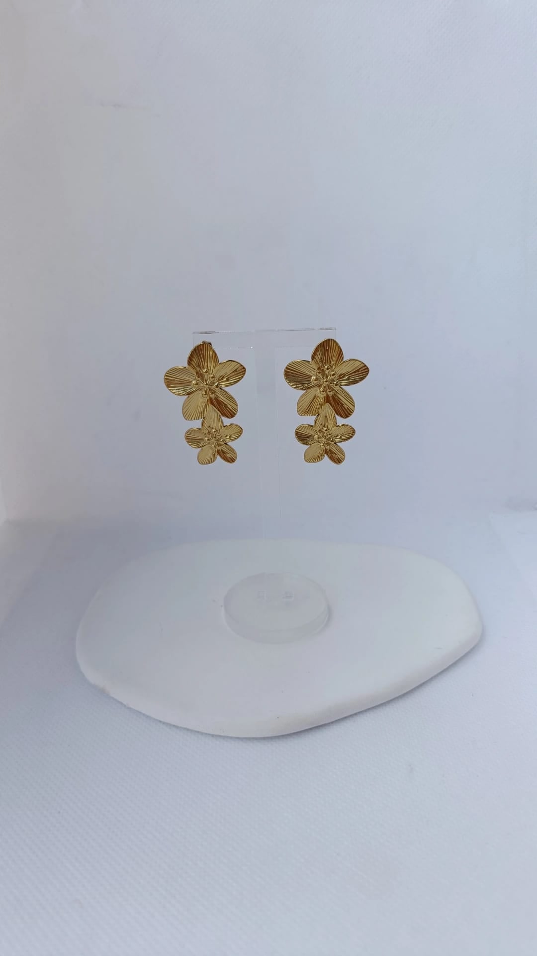 Brincos de Aço Dourado Compridos de Flores