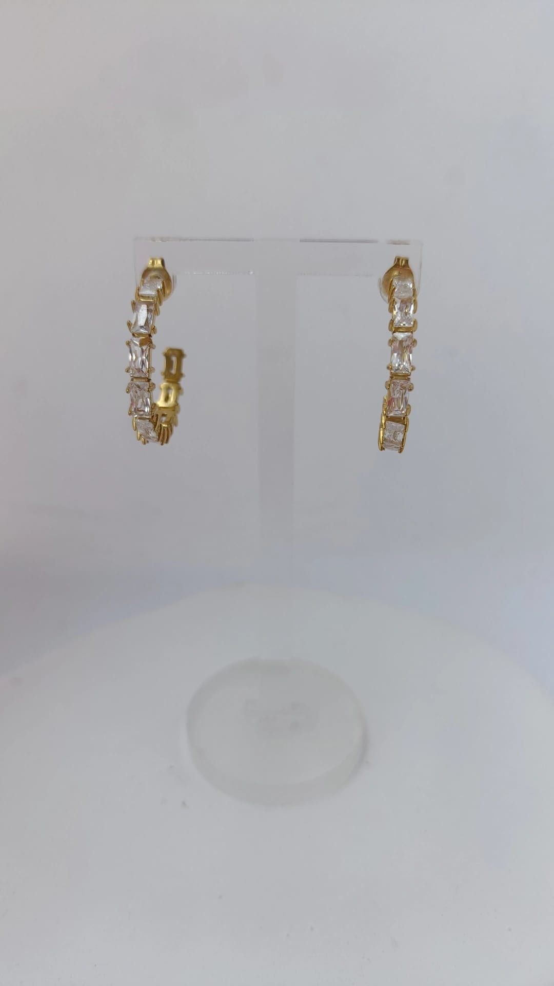 Argolas de Aço Dourado Finas com Zircônias Retangulares