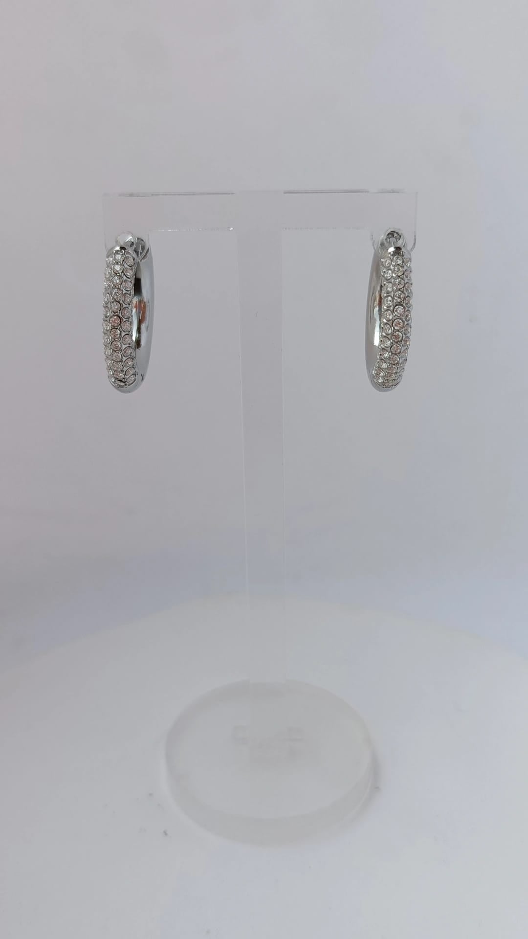 Argolas de Aço Prateado com Brilhantes