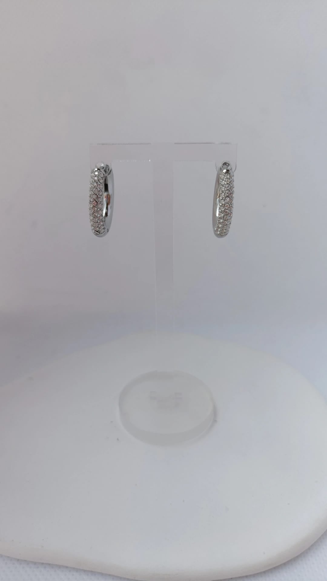 Argolas de Aço Prateado com Brilhantes