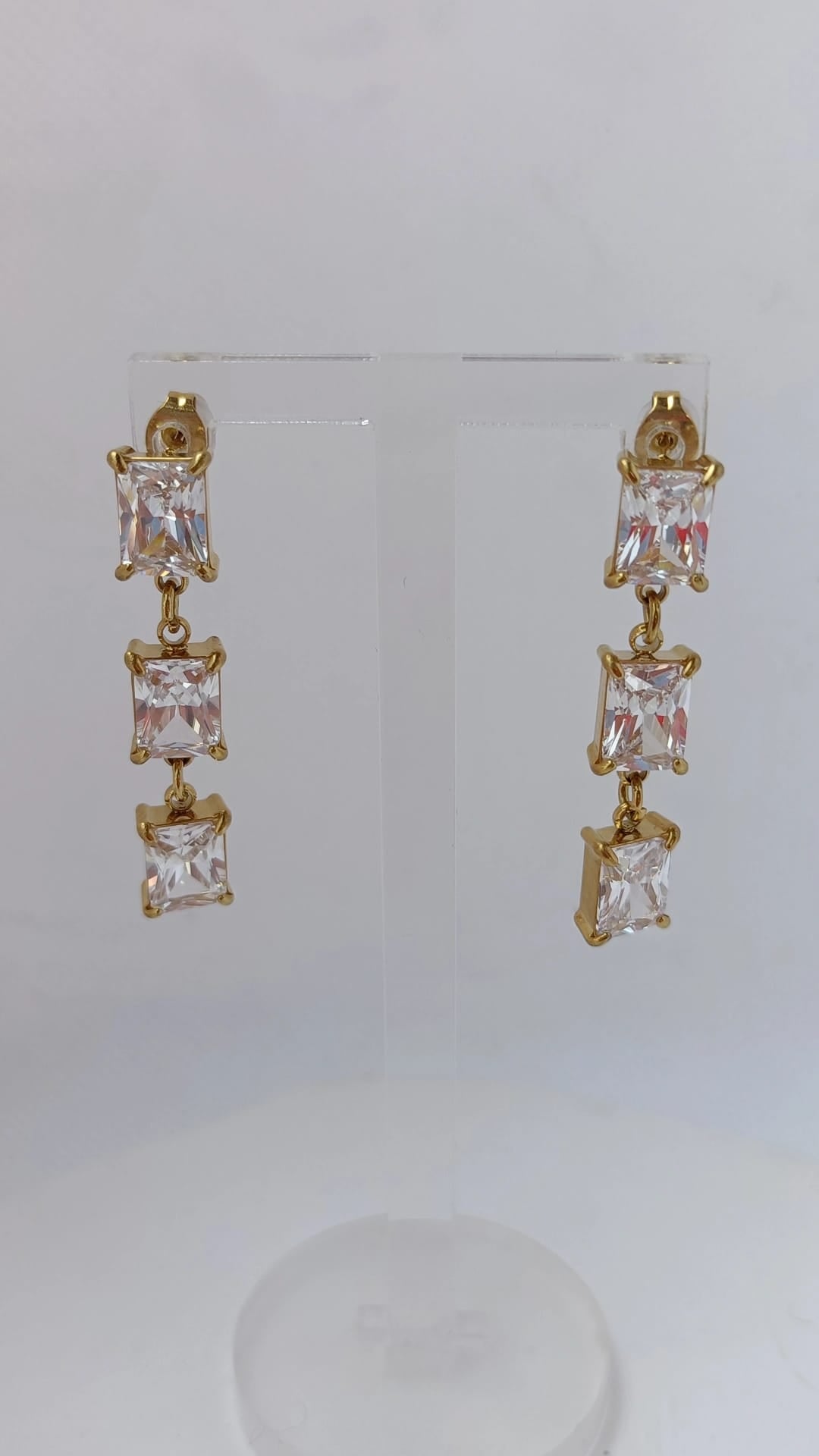 Brincos de Aço Dourado Comprido com Zircônias Retangulares