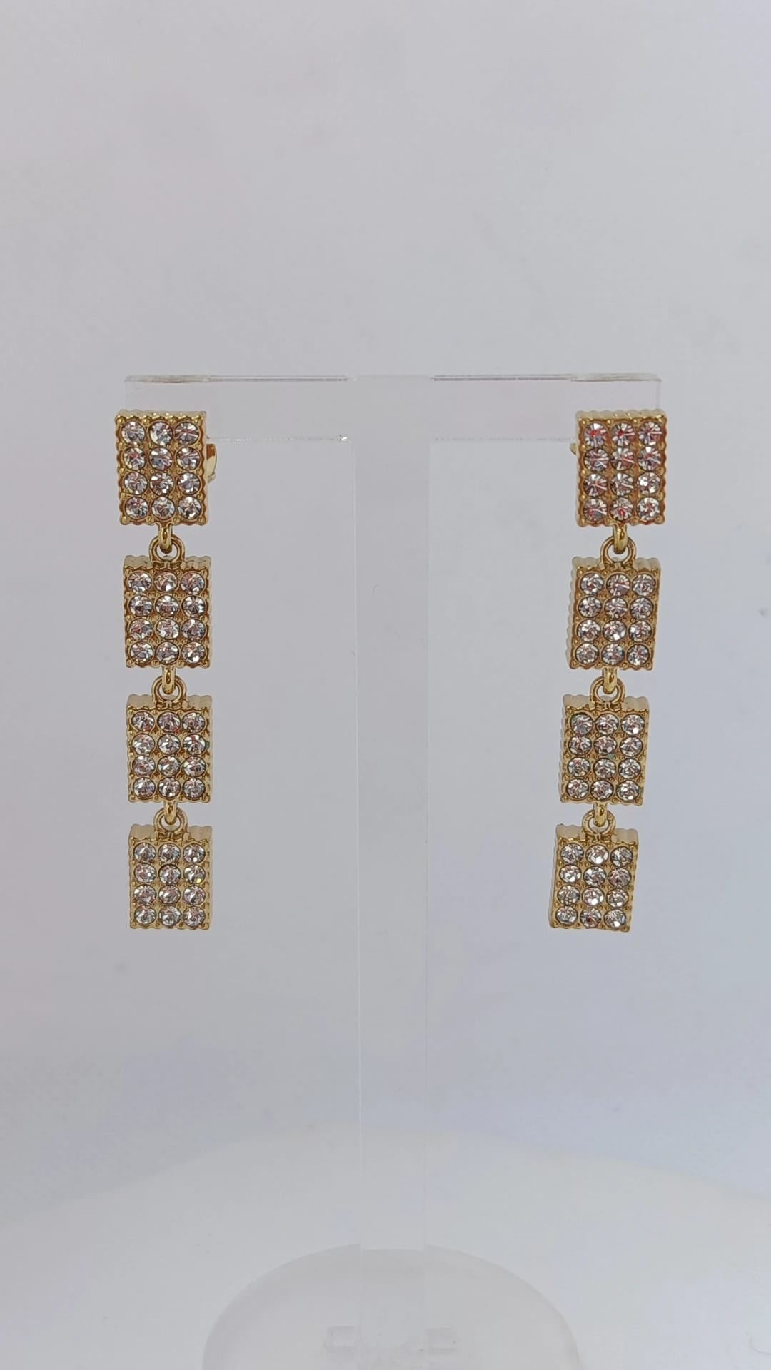 Brincos de Aço Dourado de Inspiração Swarovski Retangulares com Brilhantes Compridos