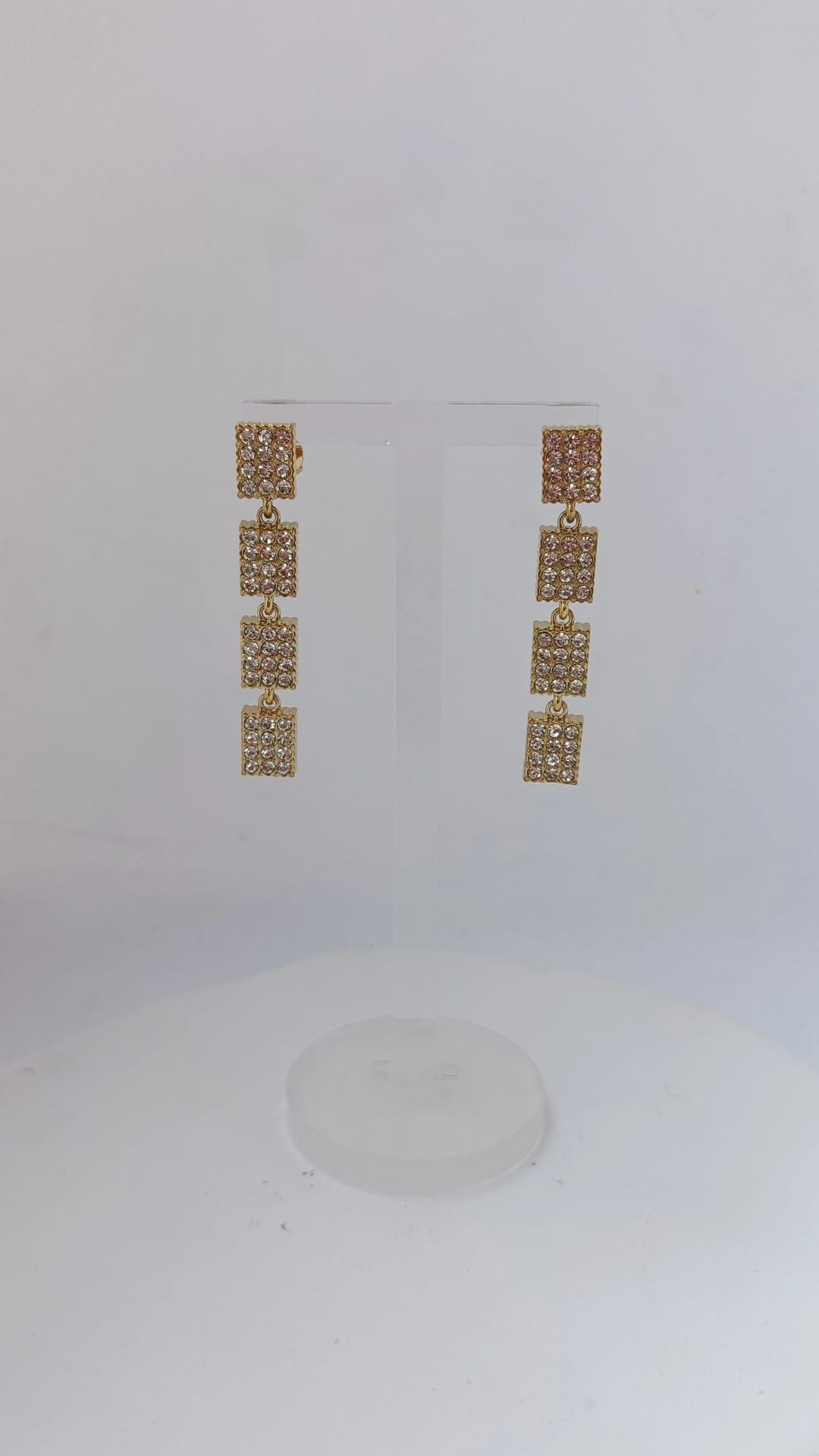 Brincos de Aço Dourado de Inspiração Swarovski Retangulares com Brilhantes Compridos