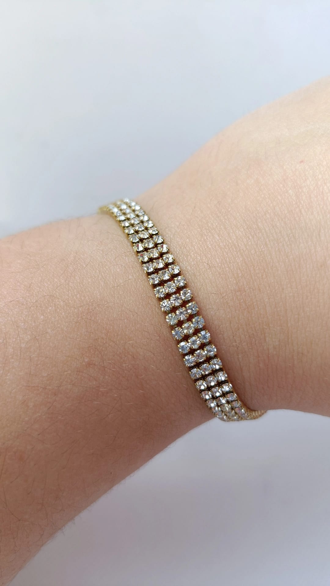 Pulseira de Aço Dourado Tripla com Brilhantes