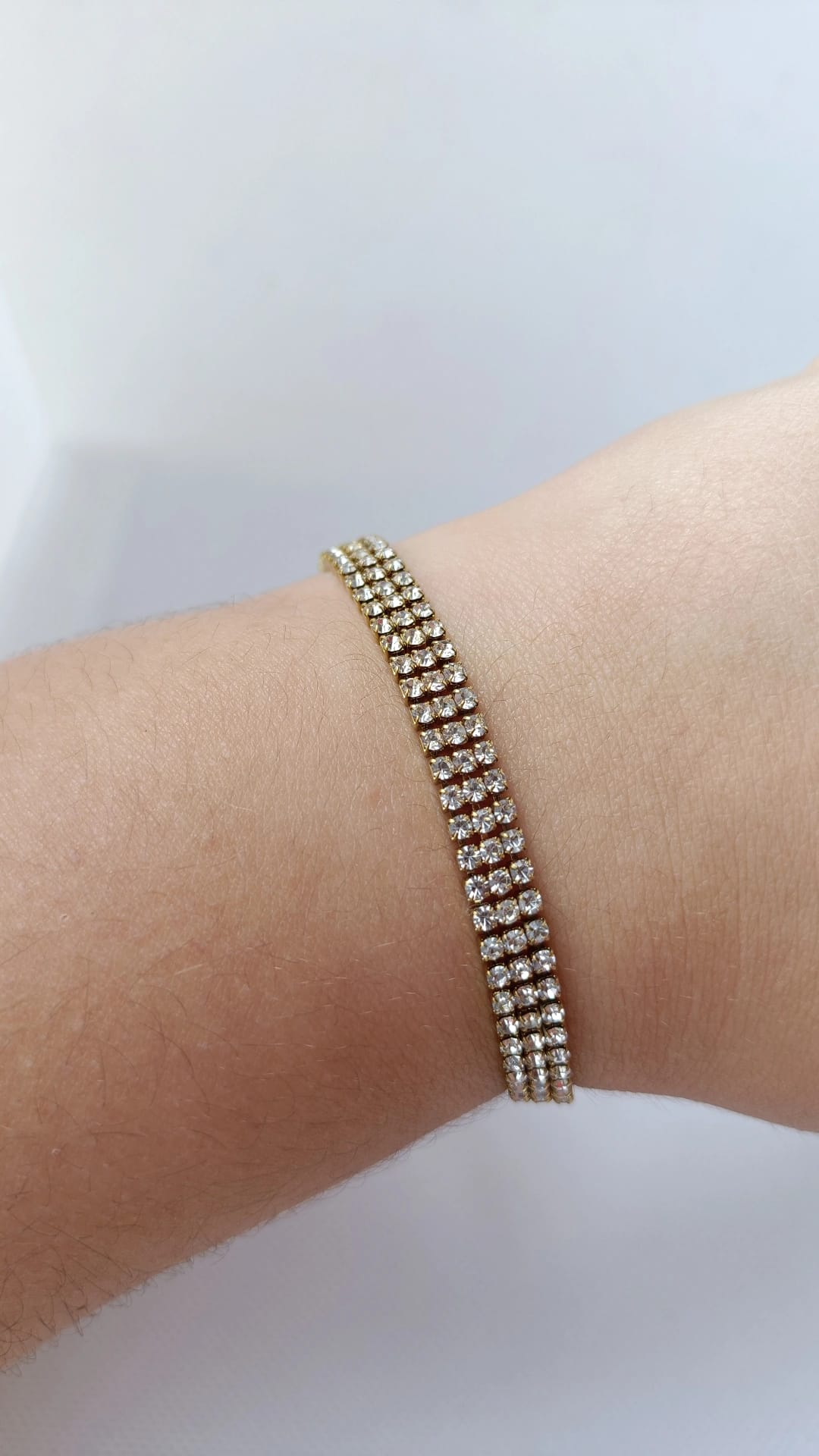 Pulseira de Aço Dourado Tripla com Brilhantes