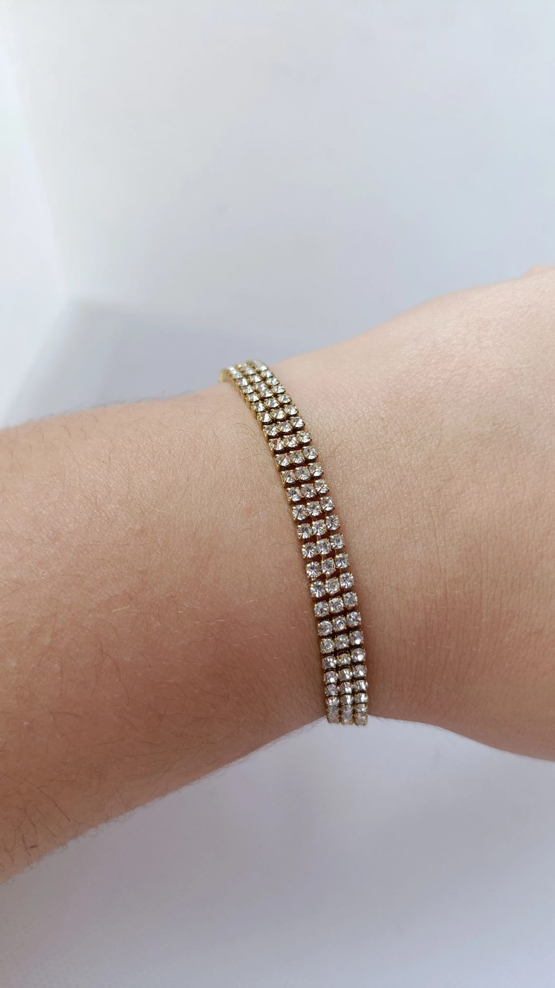 Pulseira de Aço Dourado Tripla com Brilhantes