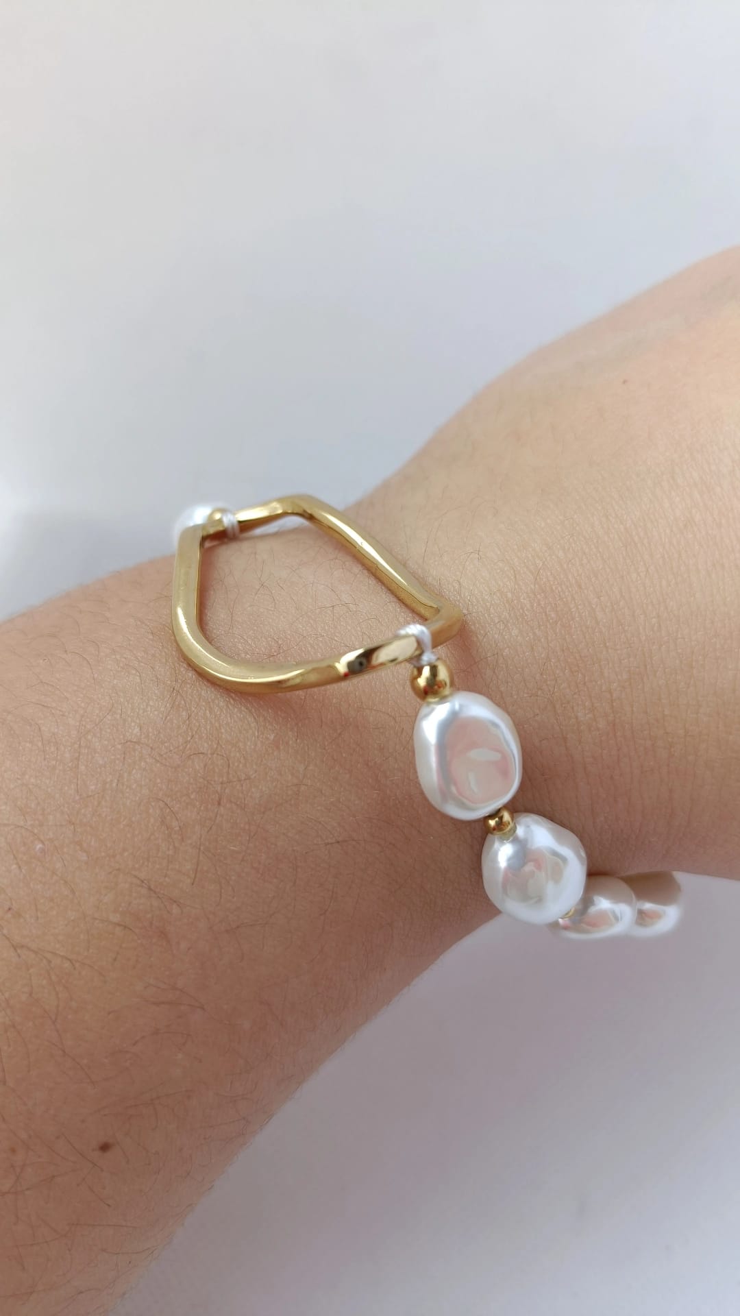 Pulseira de Aço Dourado Irregular com Pérolas de Água Doce