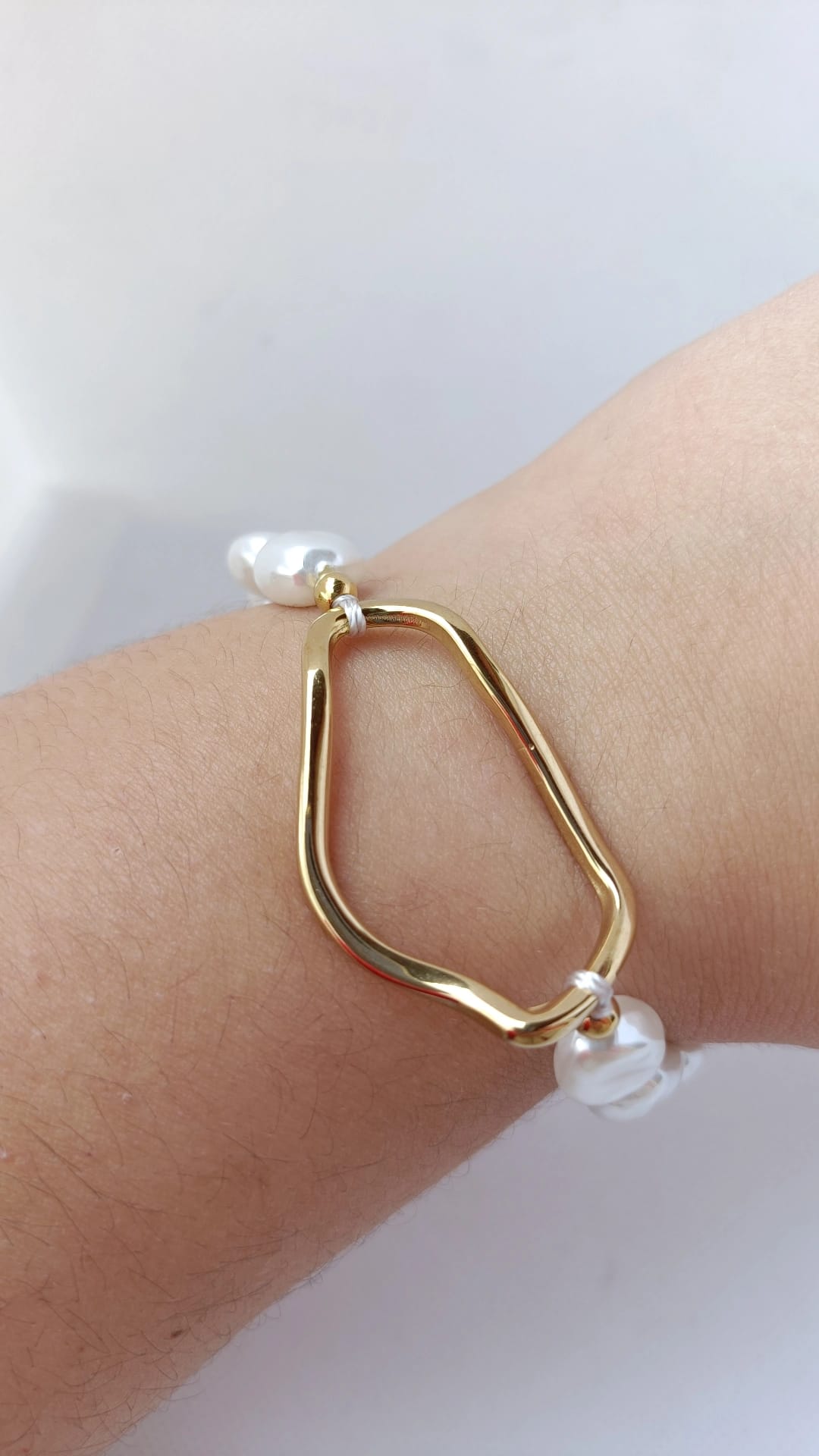 Pulseira de Aço Dourado Irregular com Pérolas de Água Doce