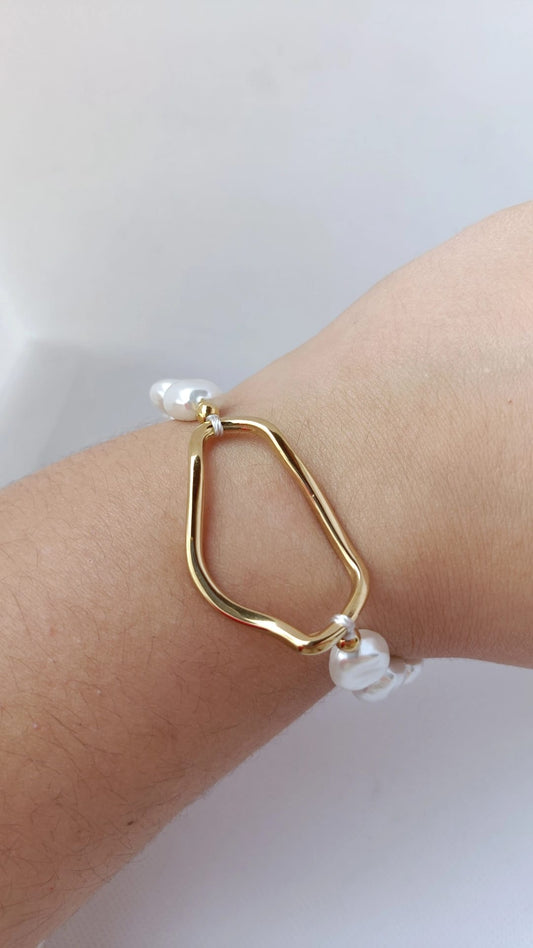 Pulseira de Aço Dourado Irregular com Pérolas de Água Doce