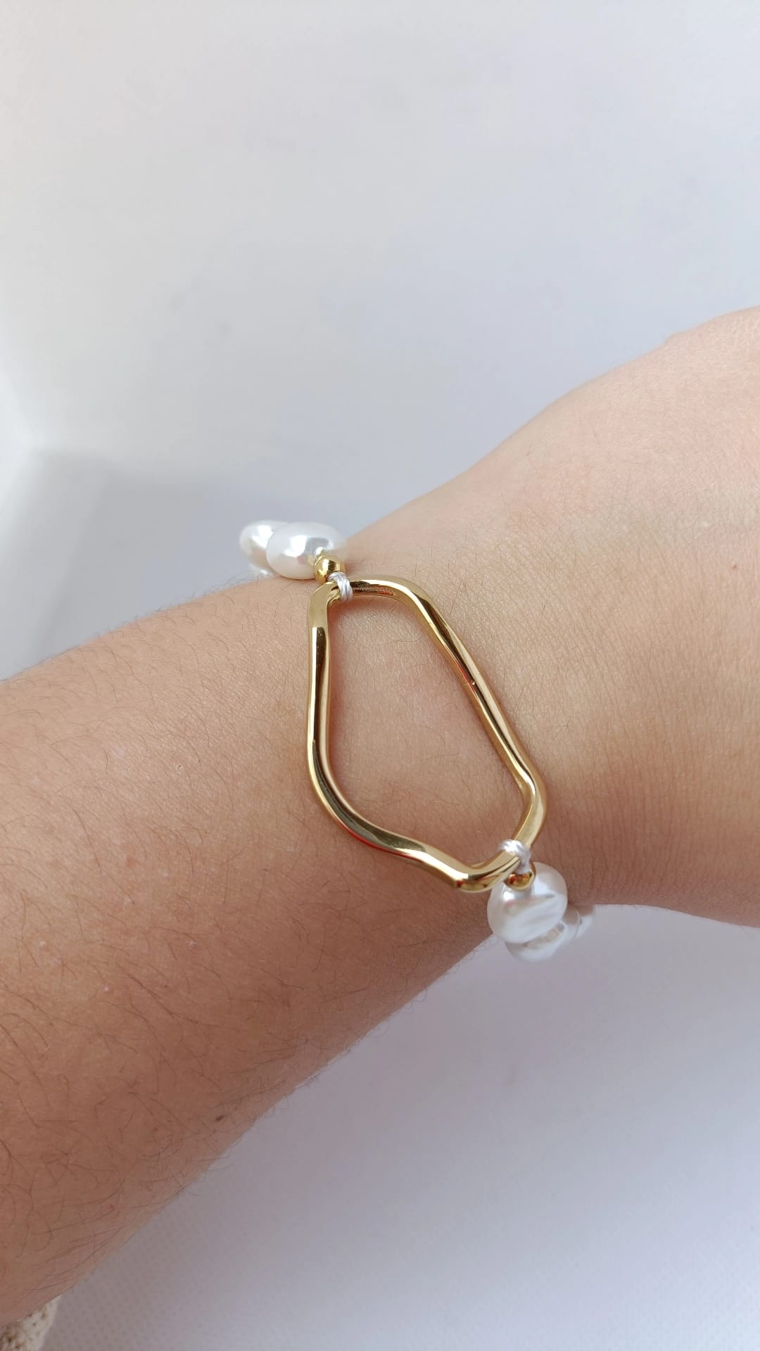 Pulseira de Aço Dourado Irregular com Pérolas de Água Doce