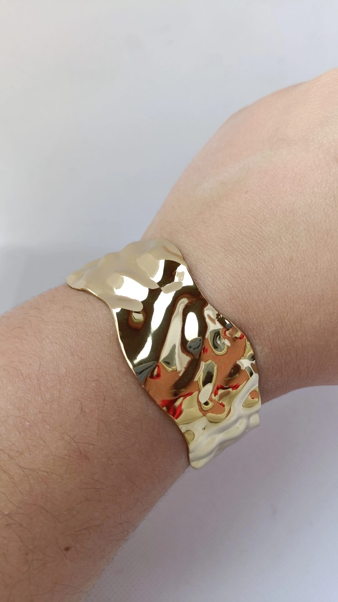 Pulseira de Aço Dourado Rígida Larga Ondulada