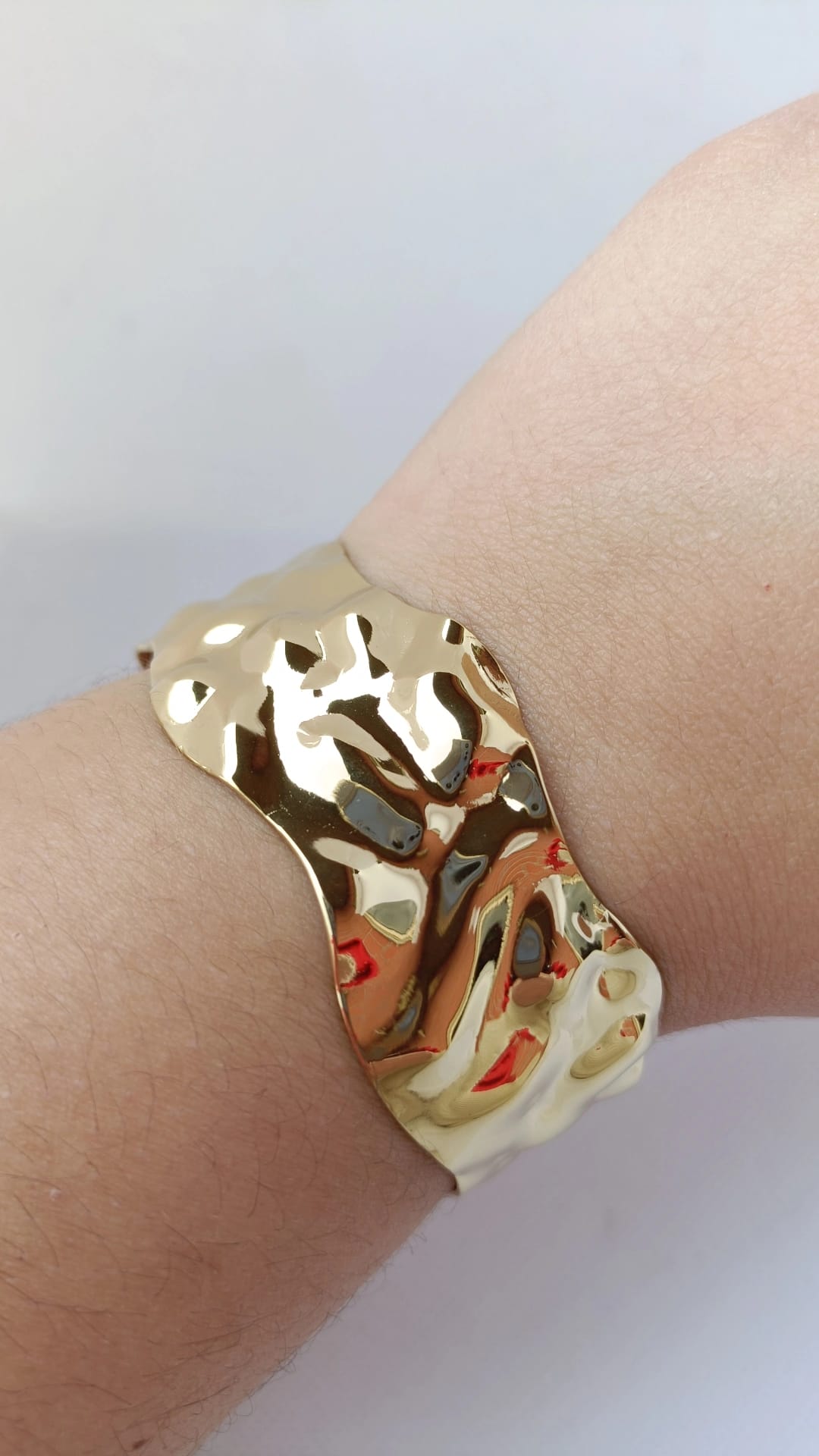Pulseira de Aço Dourado Rígida Larga Ondulada