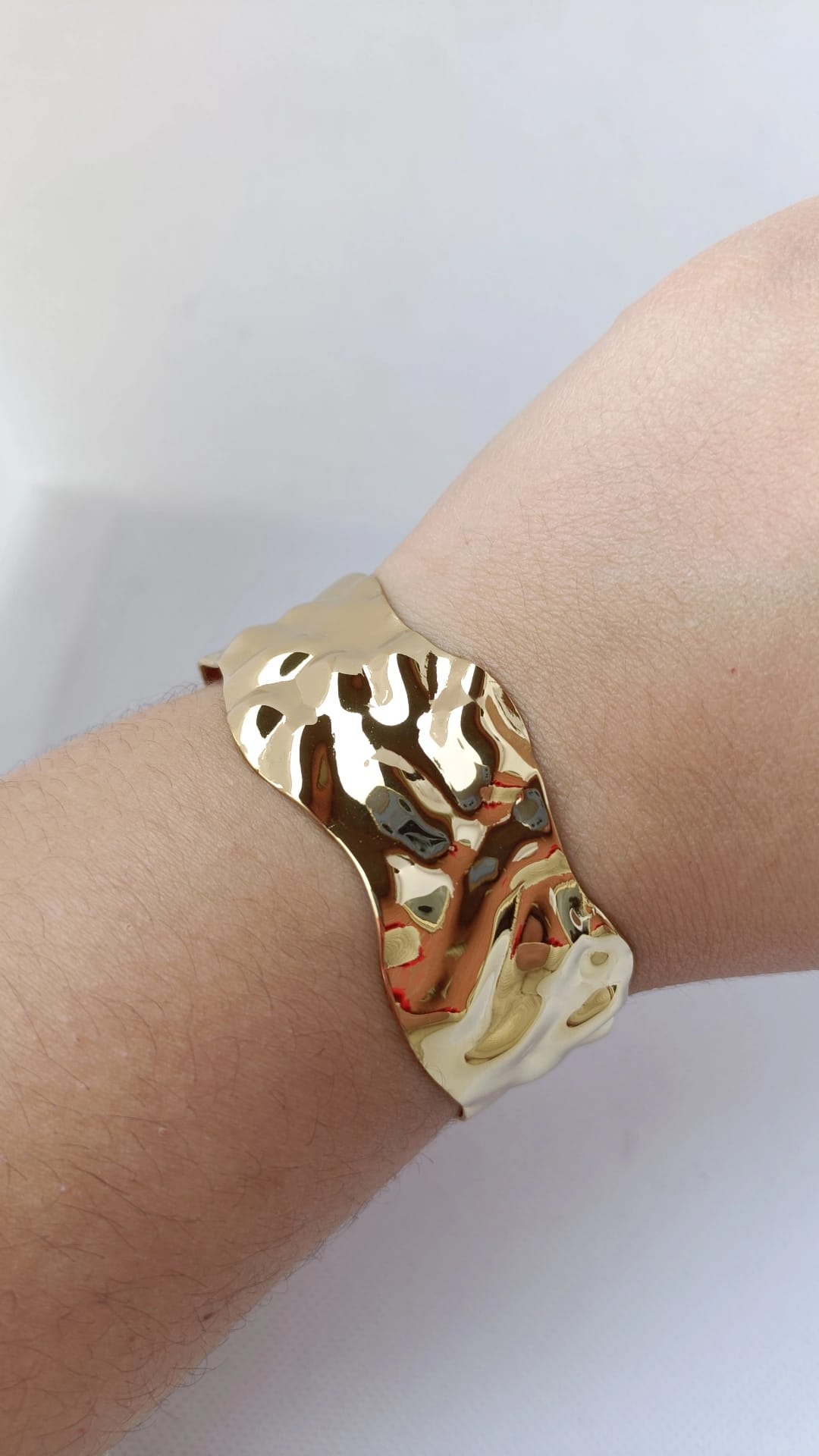 Pulseira de Aço Dourado Rígida Larga Ondulada