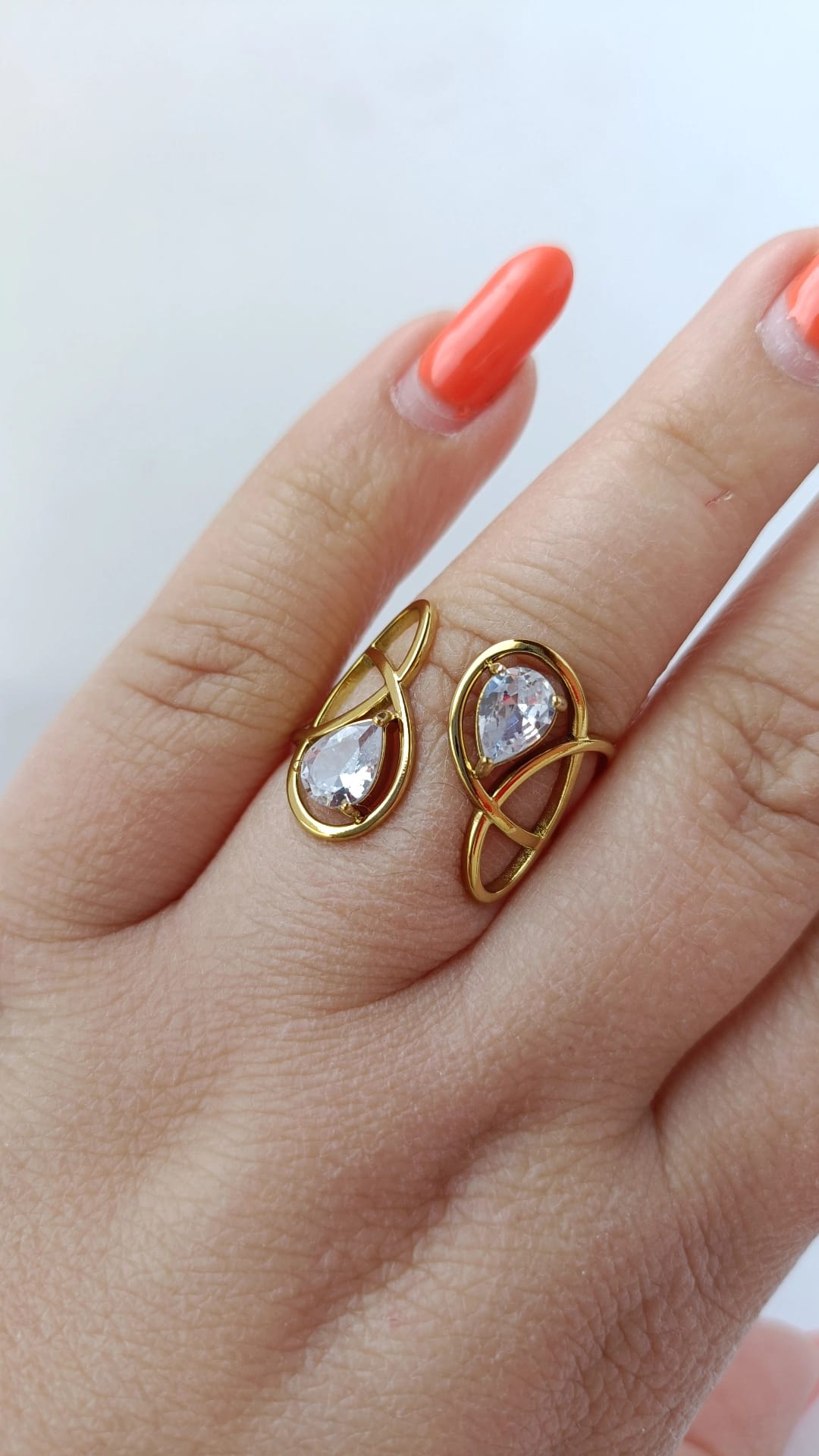 Anel de Aço Dourado em Formas Circulares com 2 Zircônias