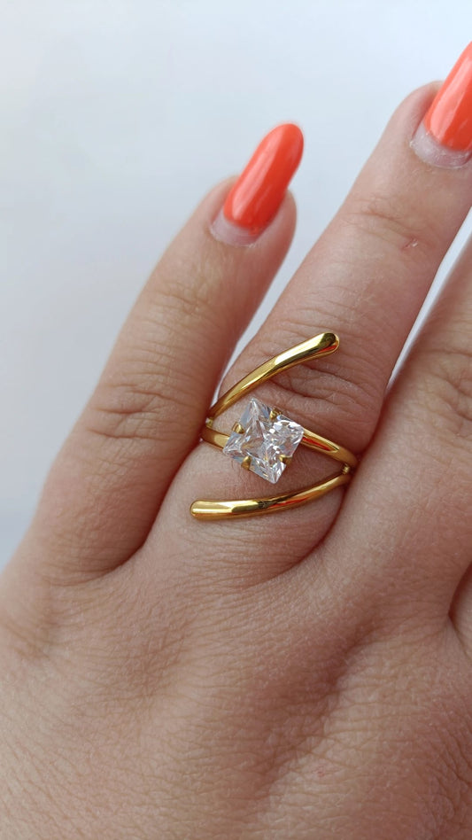 Anel de Aço Dourado com Zircônia Quadrada