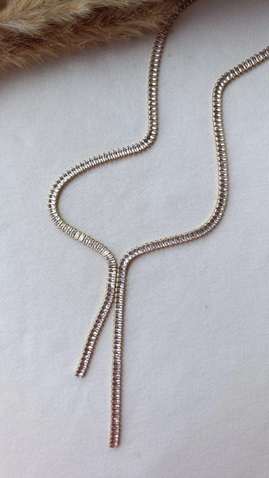 Colar de Aço Dourado Comprido Duplo com Zircônias Inspiração Swarovski