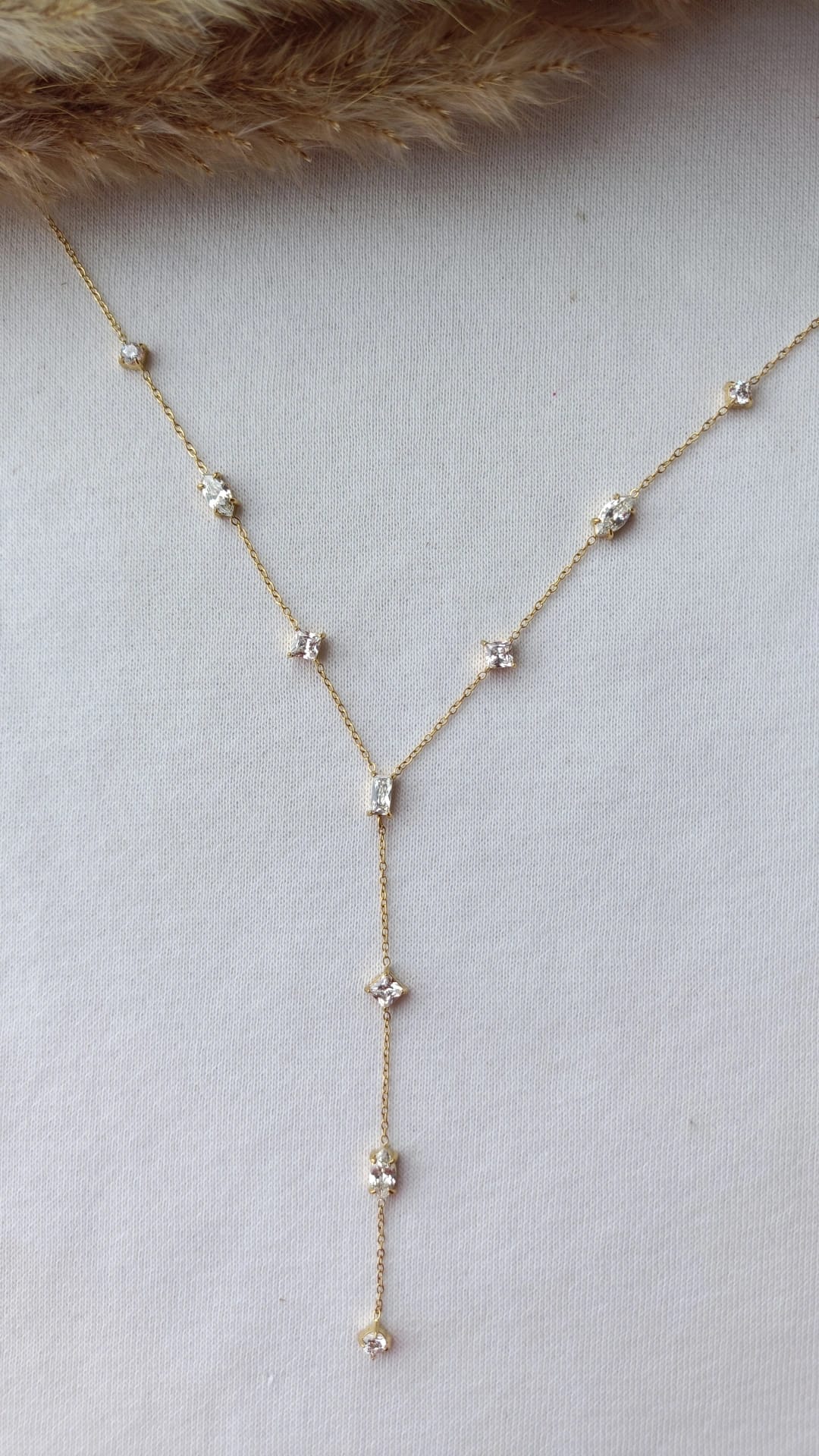 Colar de Aço Dourado Comprido com Zircônias de Estrela + Ovais