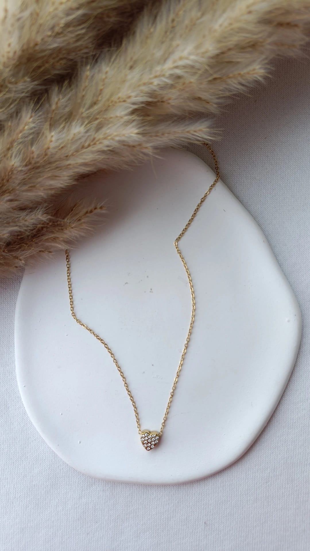 Colar de Aço Dourado de Coração com Brilhantes