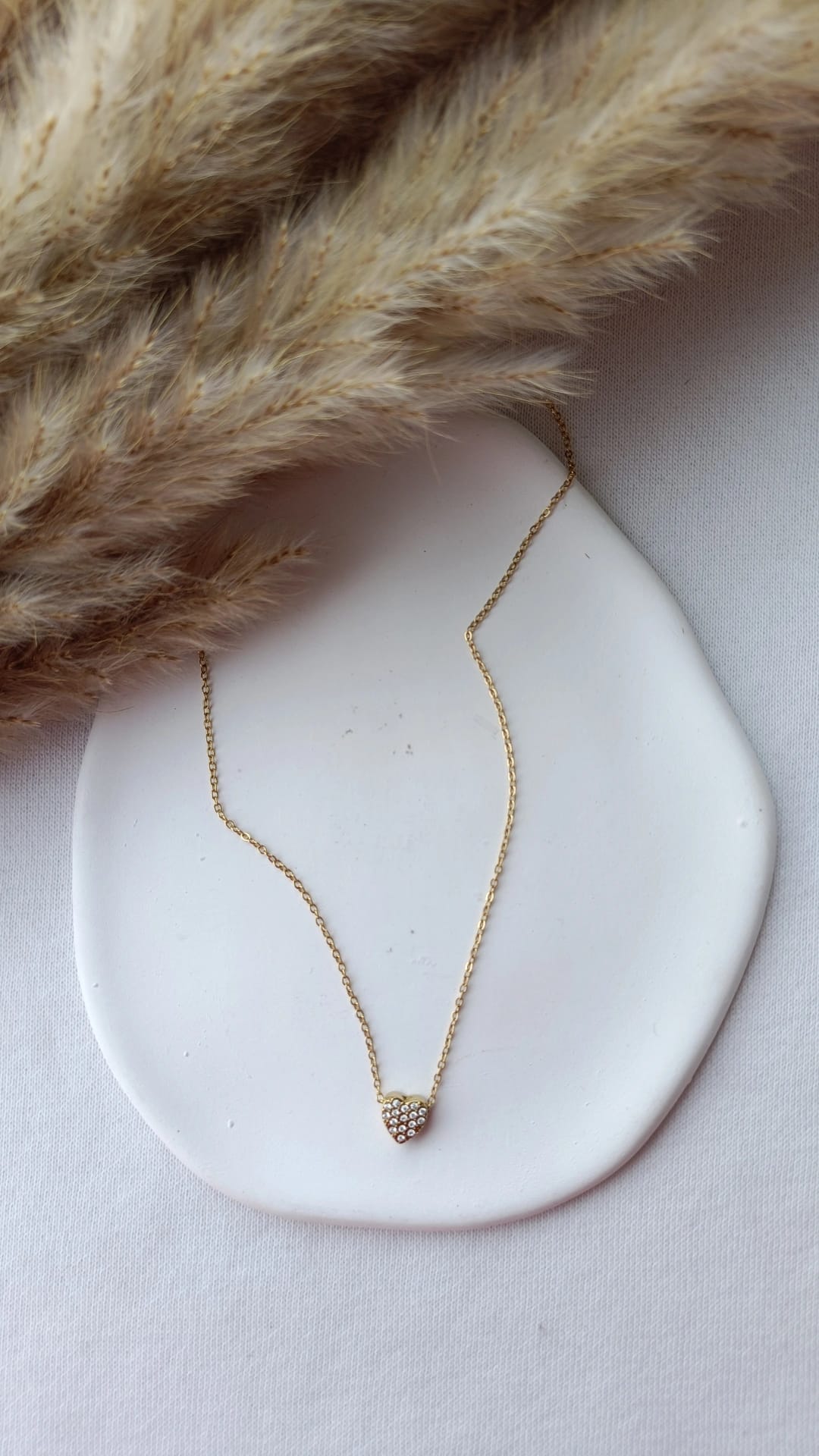 Colar de Aço Dourado de Coração com Brilhantes