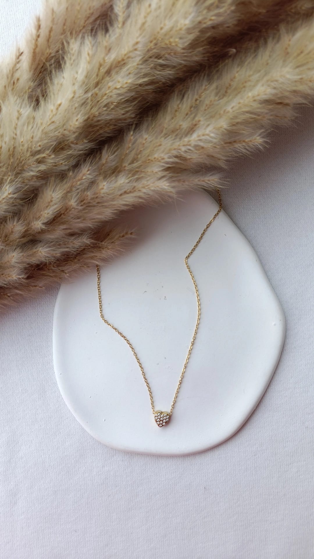 Colar de Aço Dourado de Coração com Brilhantes