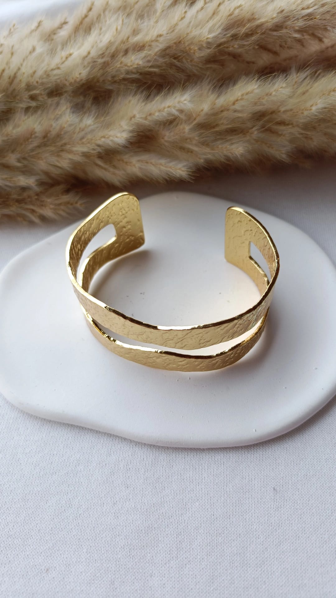 Pulseira de Aço Dourado Rígida Larga Ondulada