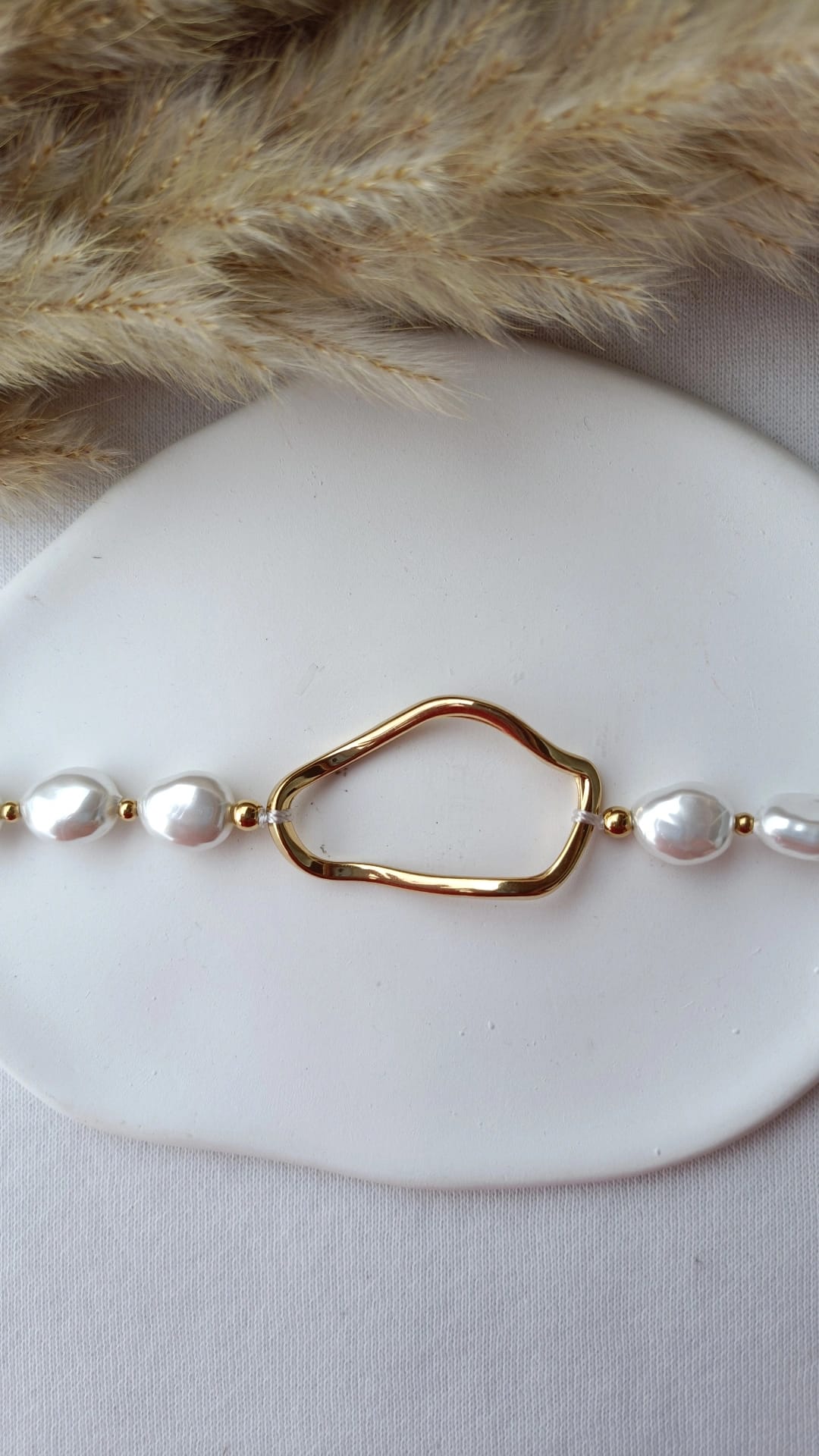 Pulseira de Aço Dourado Irregular com Pérolas de Água Doce
