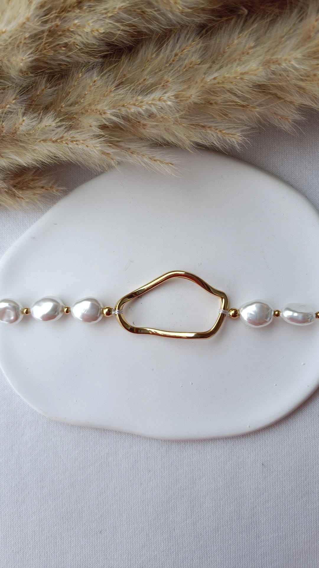 Pulseira de Aço Dourado Irregular com Pérolas de Água Doce