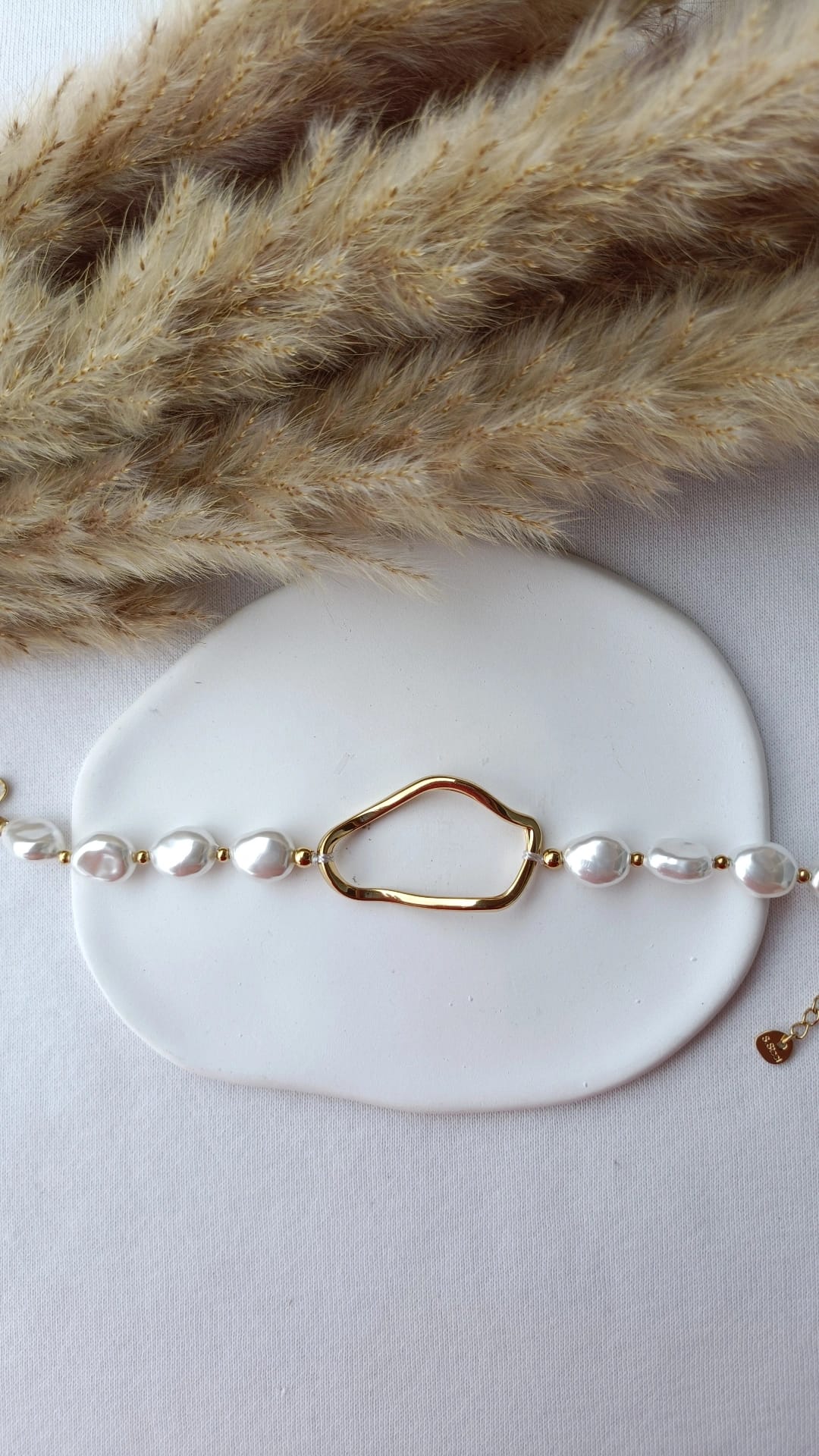Pulseira de Aço Dourado Irregular com Pérolas de Água Doce
