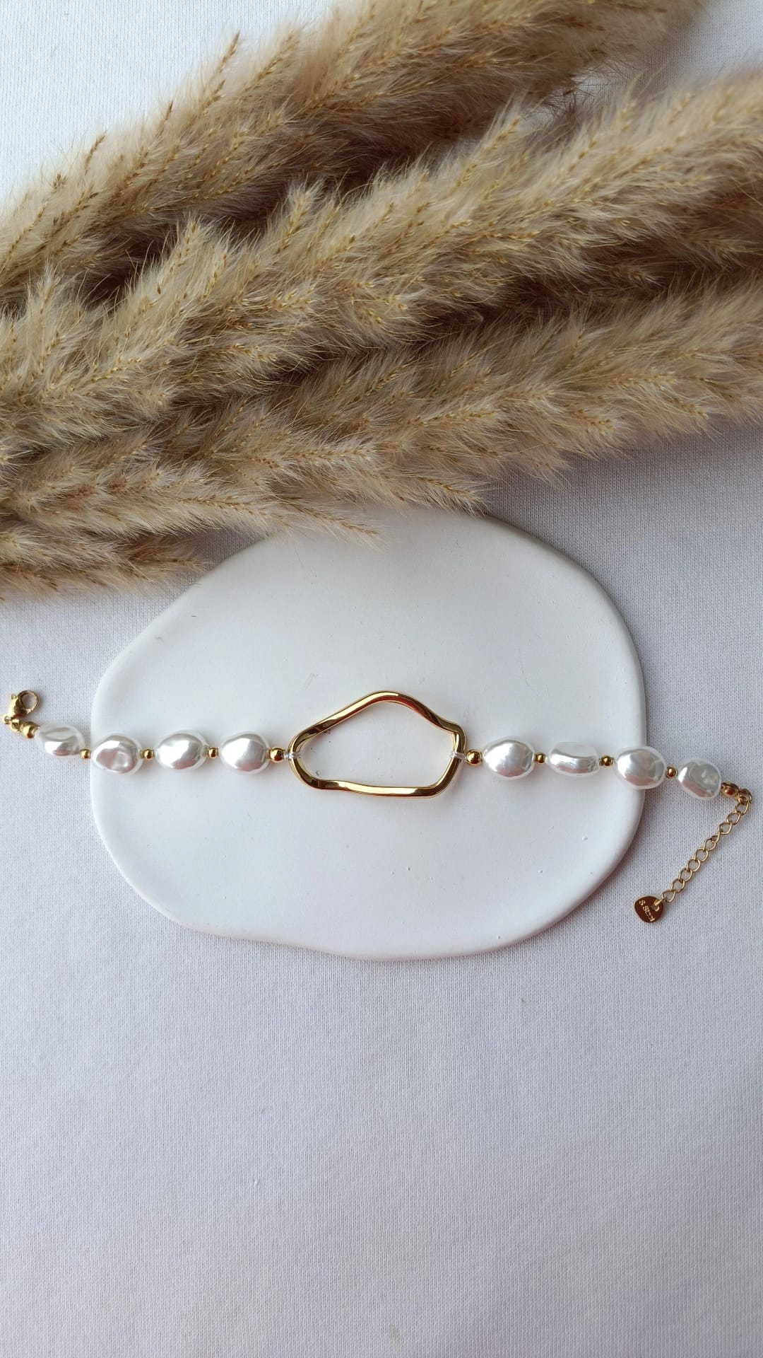 Pulseira de Aço Dourado Irregular com Pérolas de Água Doce