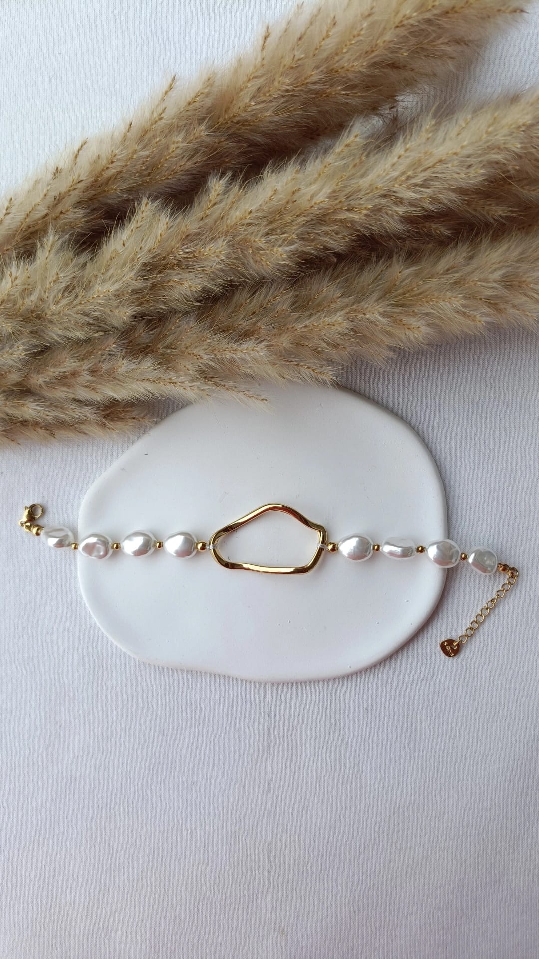 Pulseira de Aço Dourado Irregular com Pérolas de Água Doce