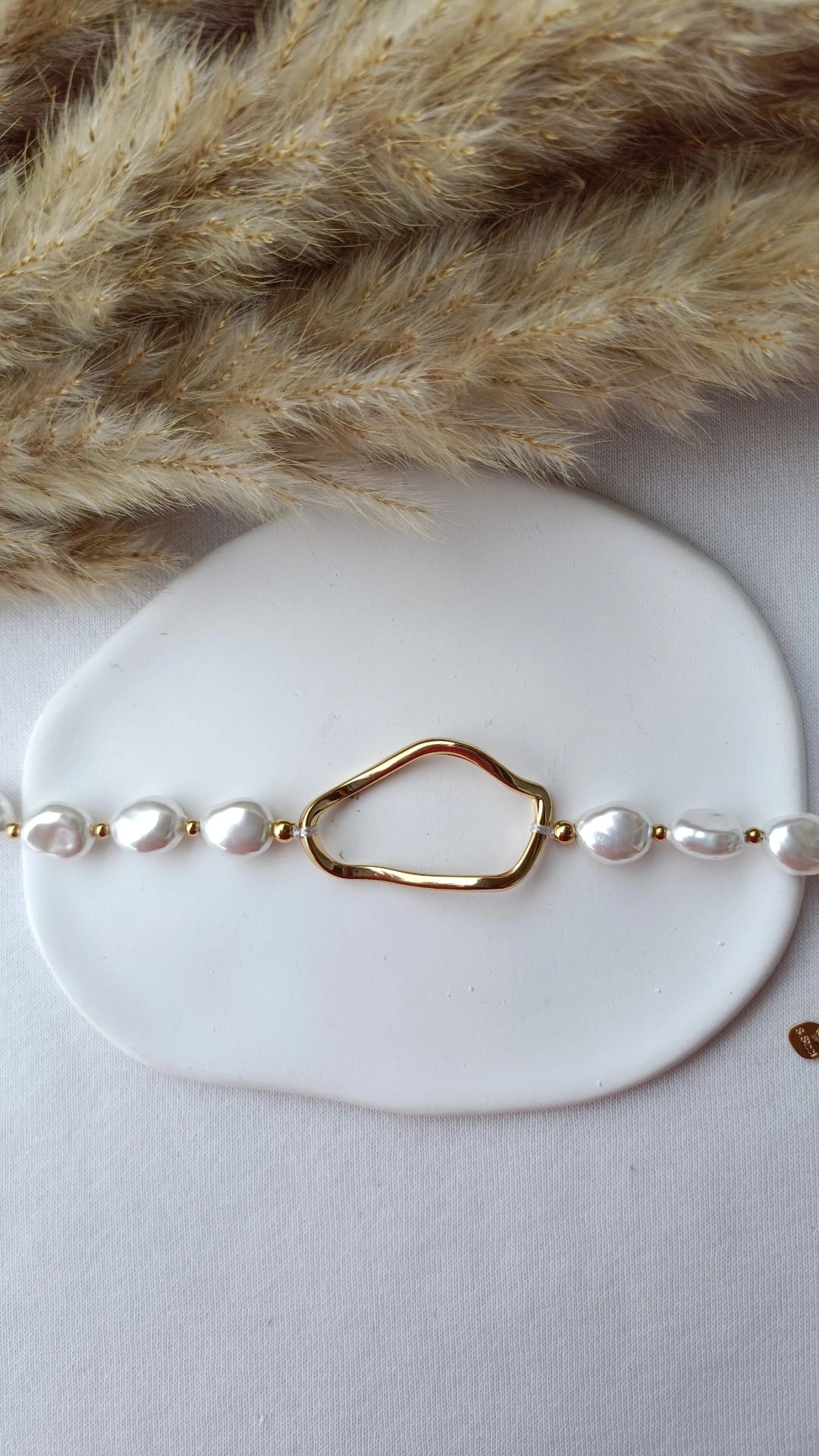 Pulseira de Aço Dourado Irregular com Pérolas de Água Doce