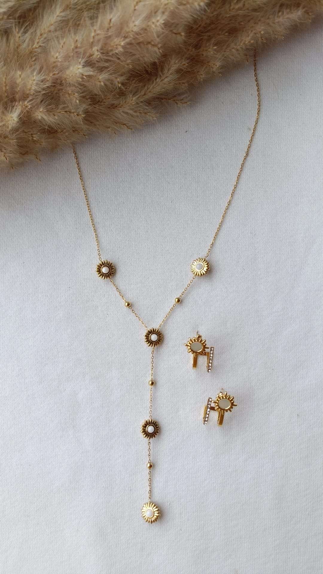 Conjunto de Aço Dourado de Colar + Brincos com Flores Margarida