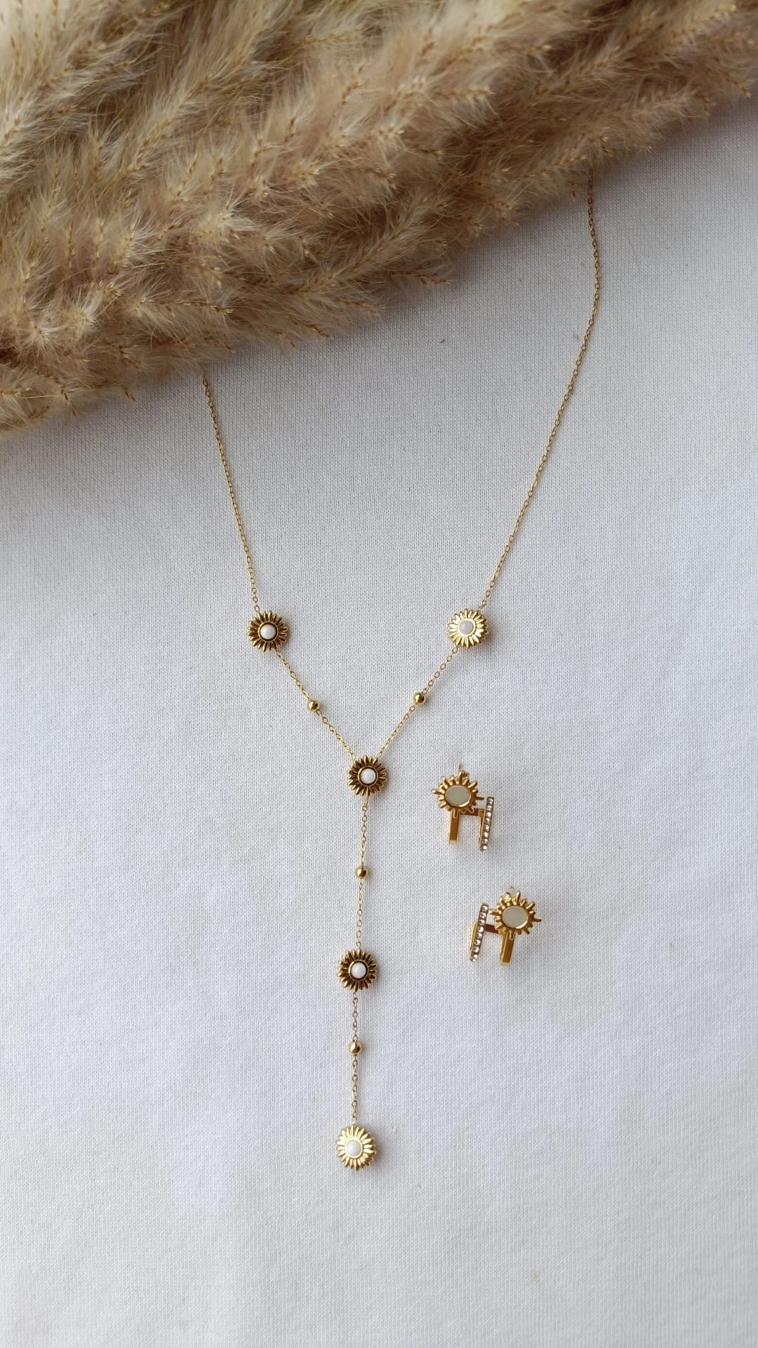 Conjunto de Aço Dourado de Colar + Brincos com Flores Margarida