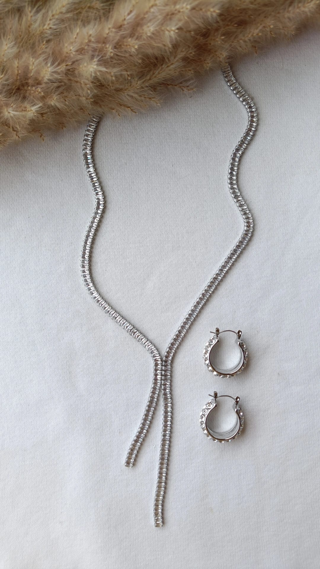 Conjunto de Aço Prateado de Colar + Argolas com Zircônias