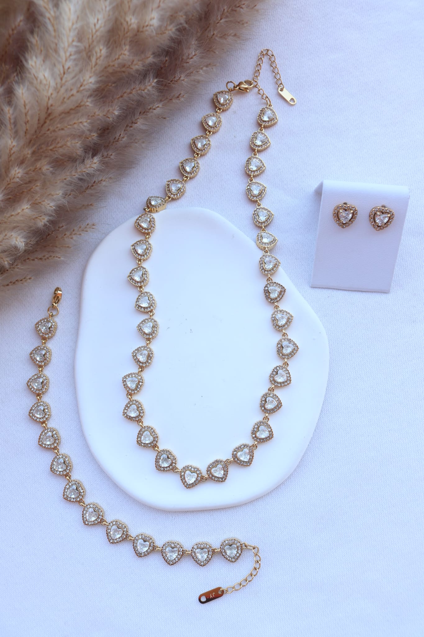 Conjunto de Aço Dourado de Corações Angelic Inspiração Swarovski com Brilhantes à Volta
