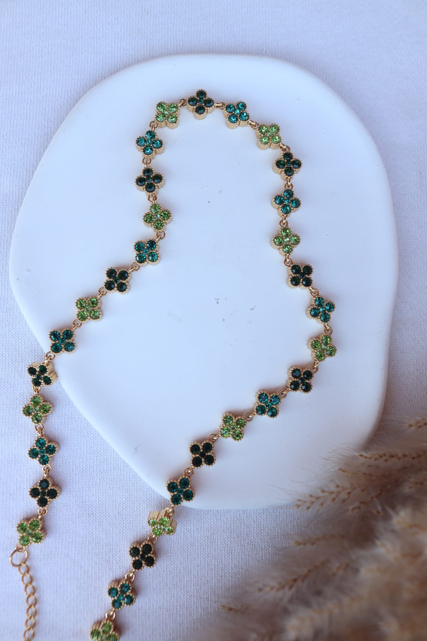 Colar de Aço Dourado Inspiração Swarovski de Trevo com Brilhantes Verdes