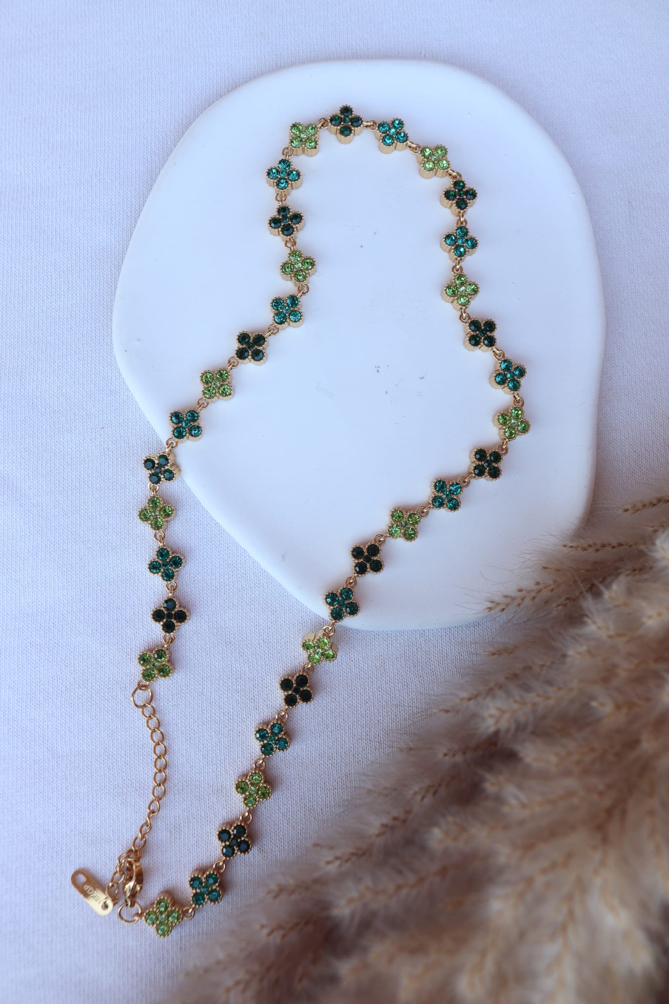 Colar de Aço Dourado Inspiração Swarovski de Trevo com Brilhantes Verdes