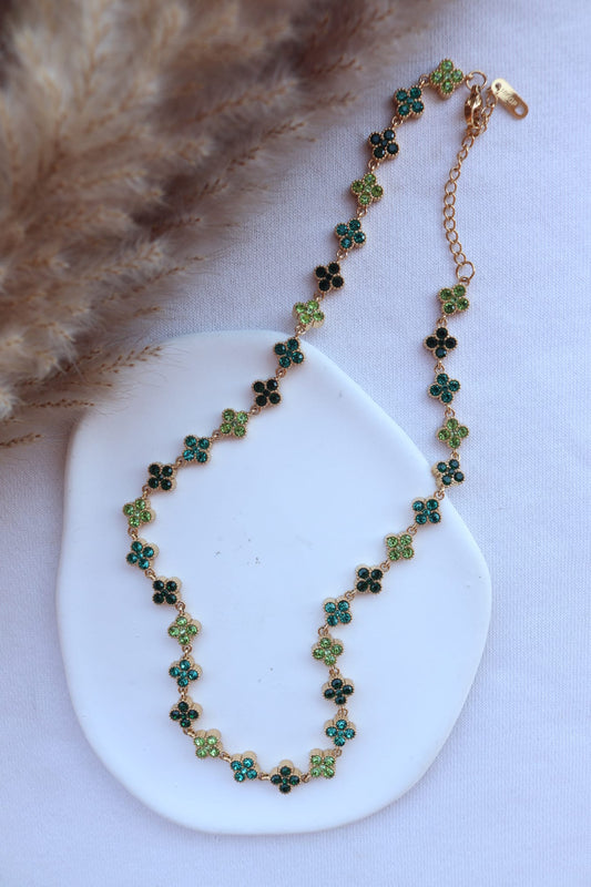 Colar de Aço Dourado Inspiração Swarovski de Trevo com Brilhantes Verdes
