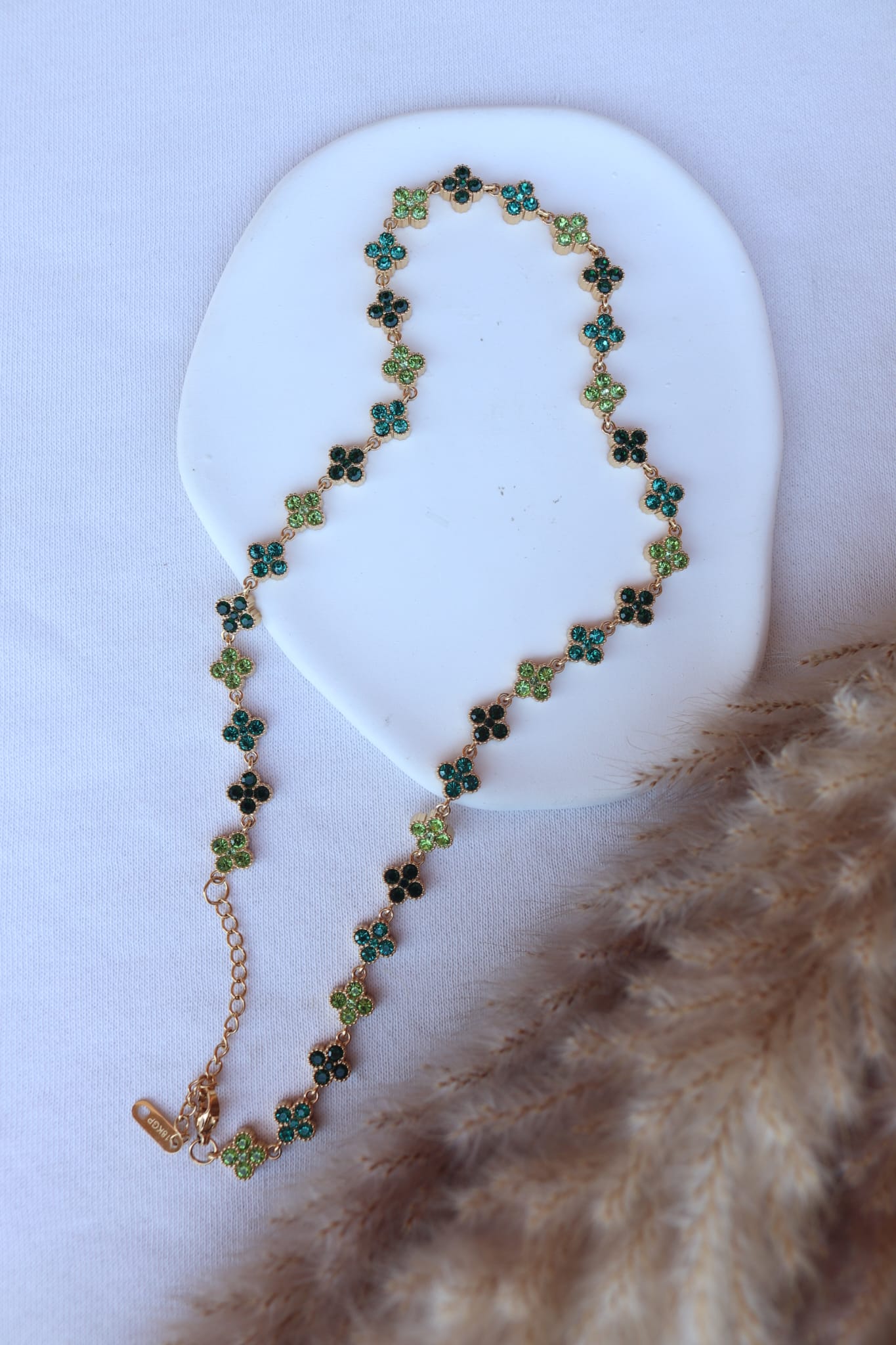Colar de Aço Dourado Inspiração Swarovski de Trevo com Brilhantes Verdes