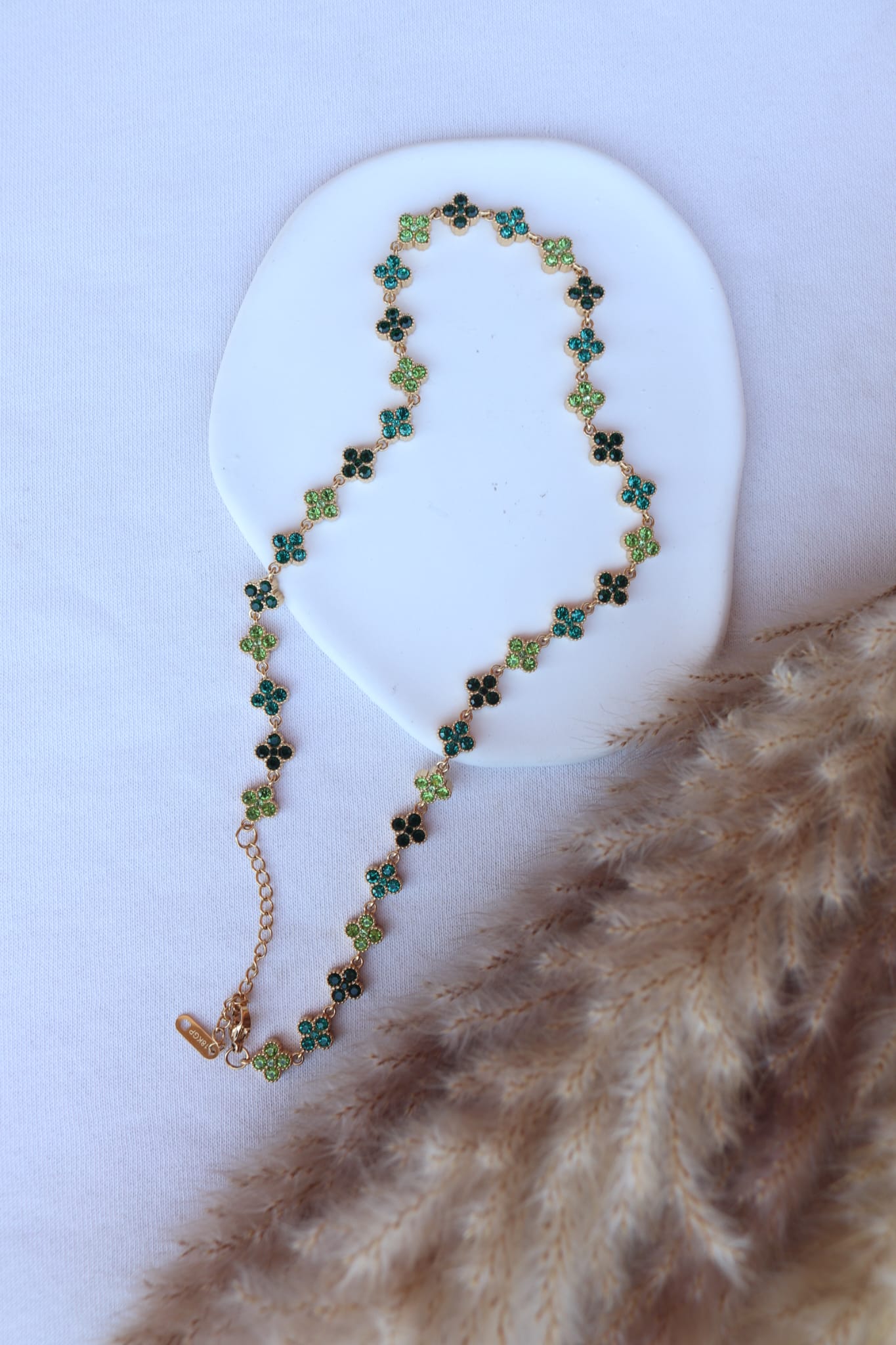 Colar de Aço Dourado Inspiração Swarovski de Trevo com Brilhantes Verdes