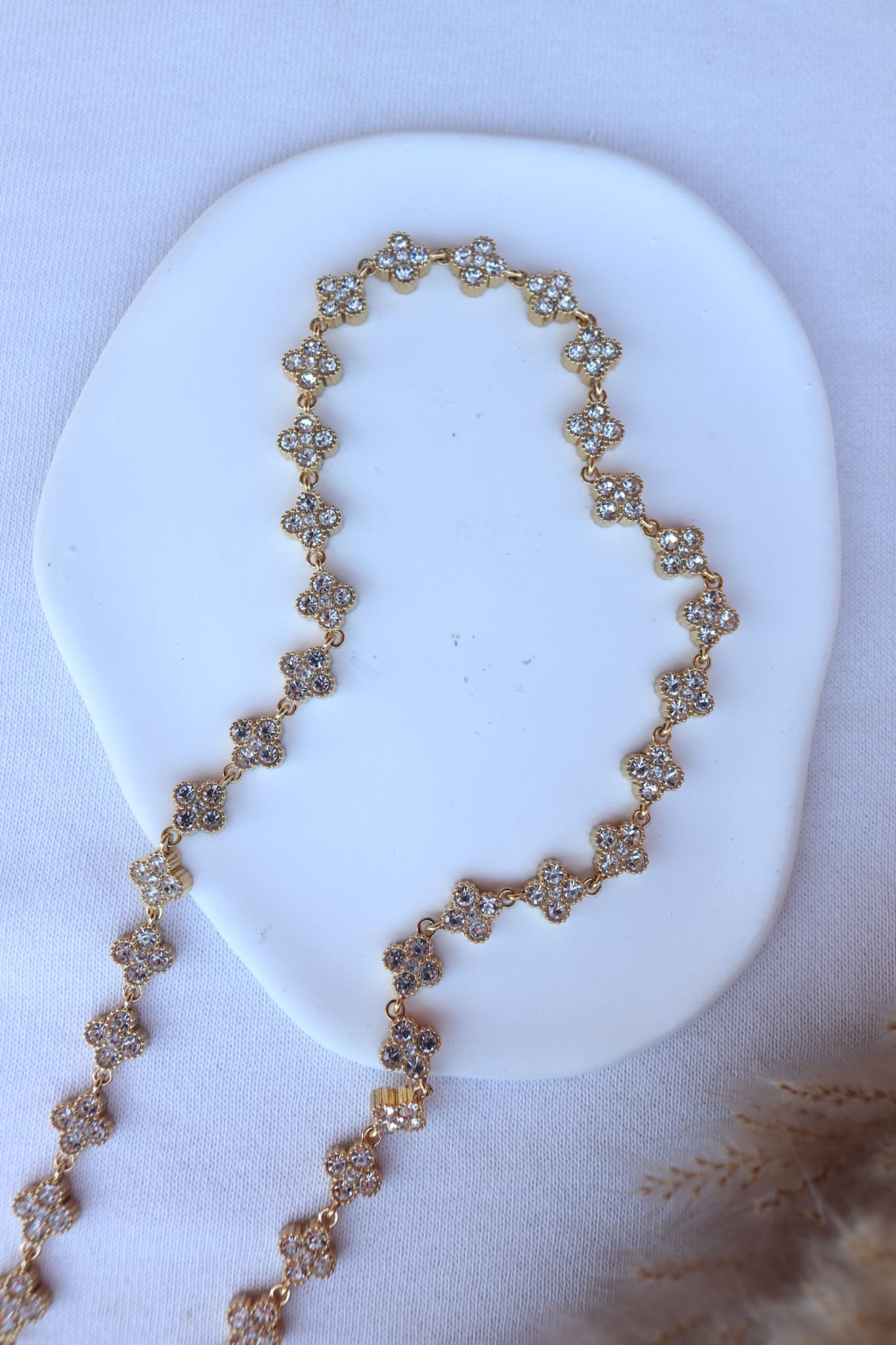 Colar de Aço Dourado Inspiração Swarovski de Trevos com Brilhantes Brancos
