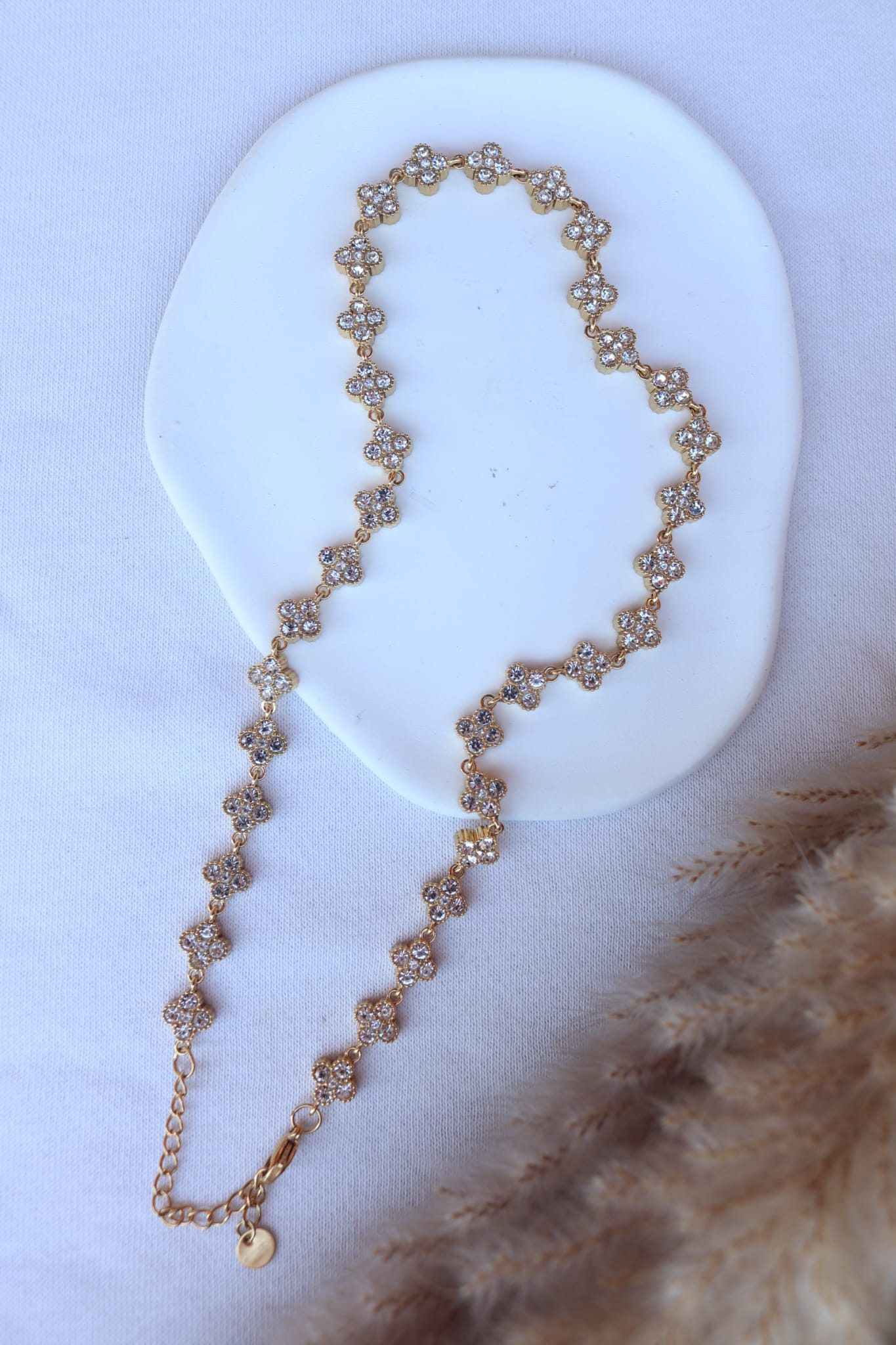 Colar de Aço Dourado Inspiração Swarovski de Trevos com Brilhantes Brancos