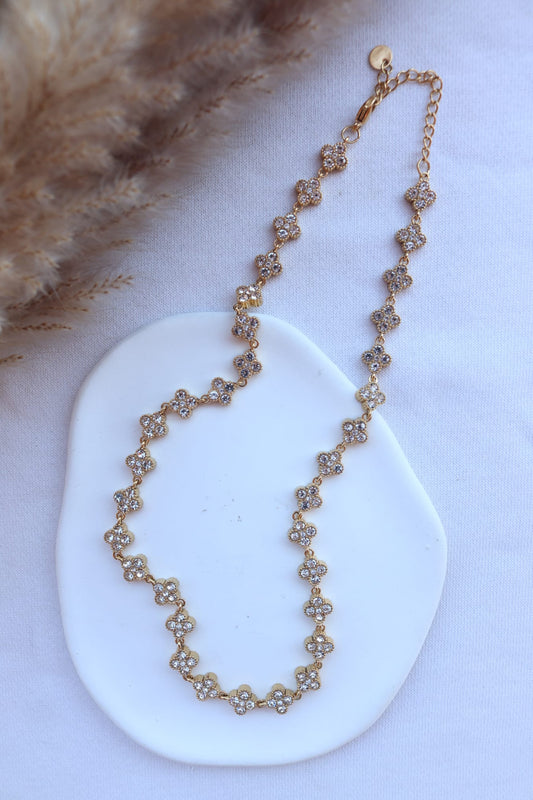 Colar de Aço Dourado Inspiração Swarovski de Trevos com Brilhantes Brancos