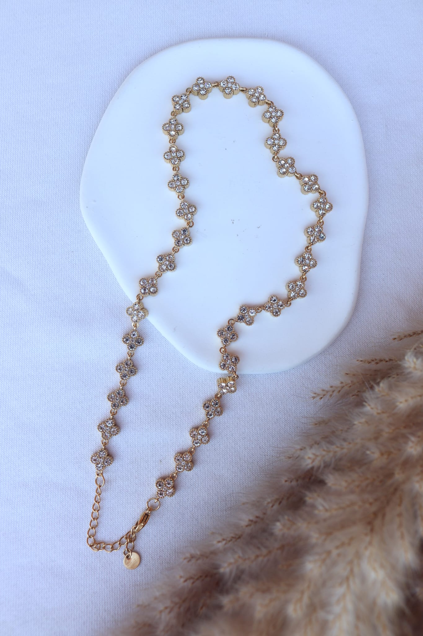 Colar de Aço Dourado Inspiração Swarovski de Trevos com Brilhantes Brancos