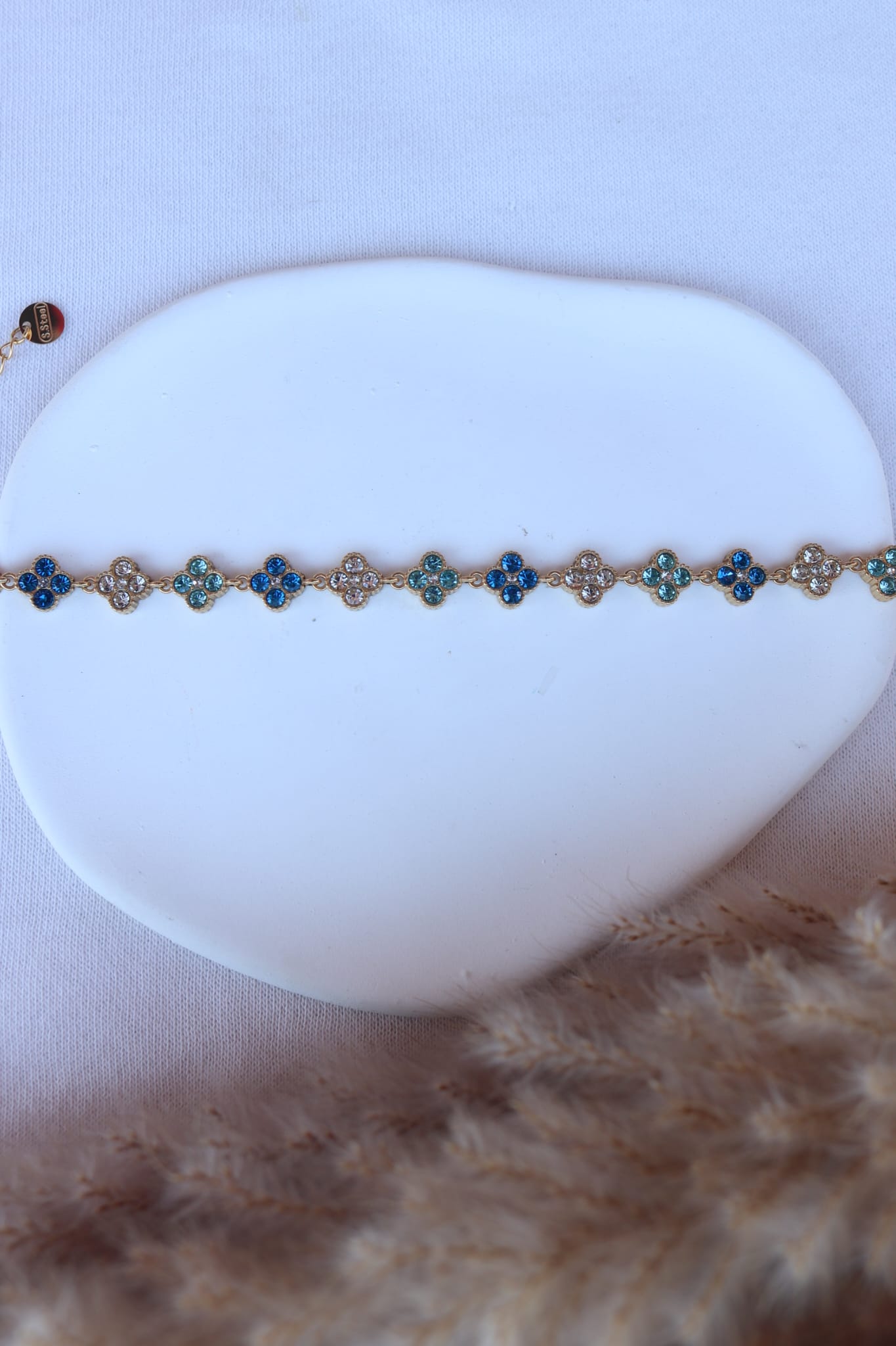 Pulseira de Aço Dourado Inspiração Swarovski de Trevo com Brilhantes Azuis Claro