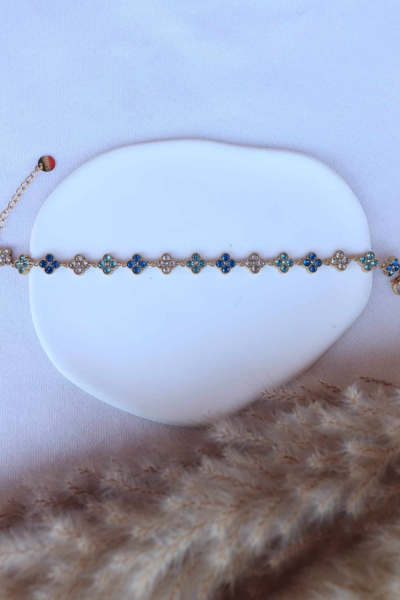 Pulseira de Aço Dourado Inspiração Swarovski de Trevo com Brilhantes Azuis Claro