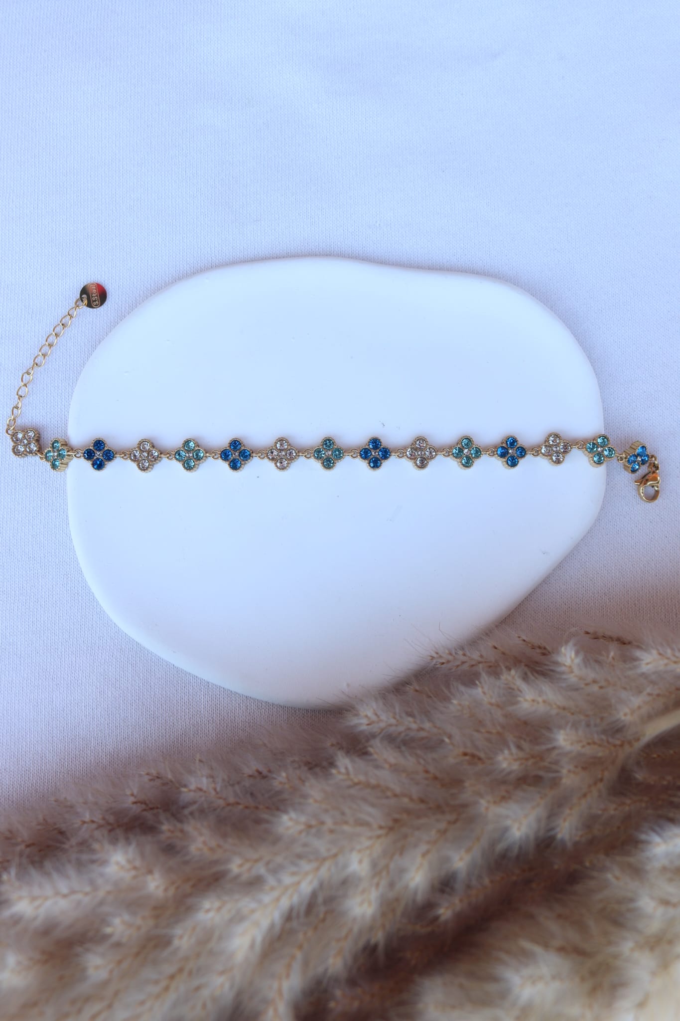 Pulseira de Aço Dourado Inspiração Swarovski de Trevo com Brilhantes Azuis Claro